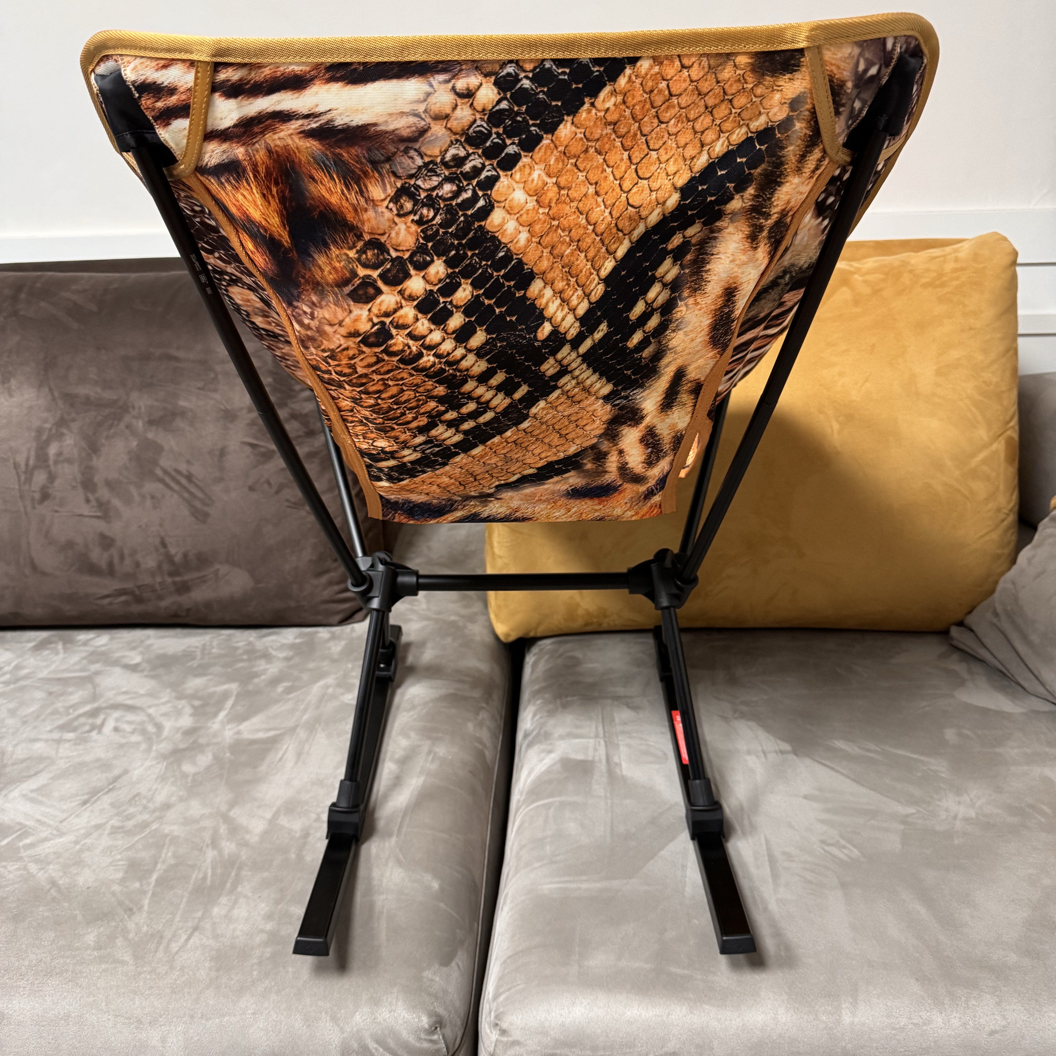 Helinox x Palace Animal Tactical Chair One Yellow - 23FW 착용 스타일 - 3