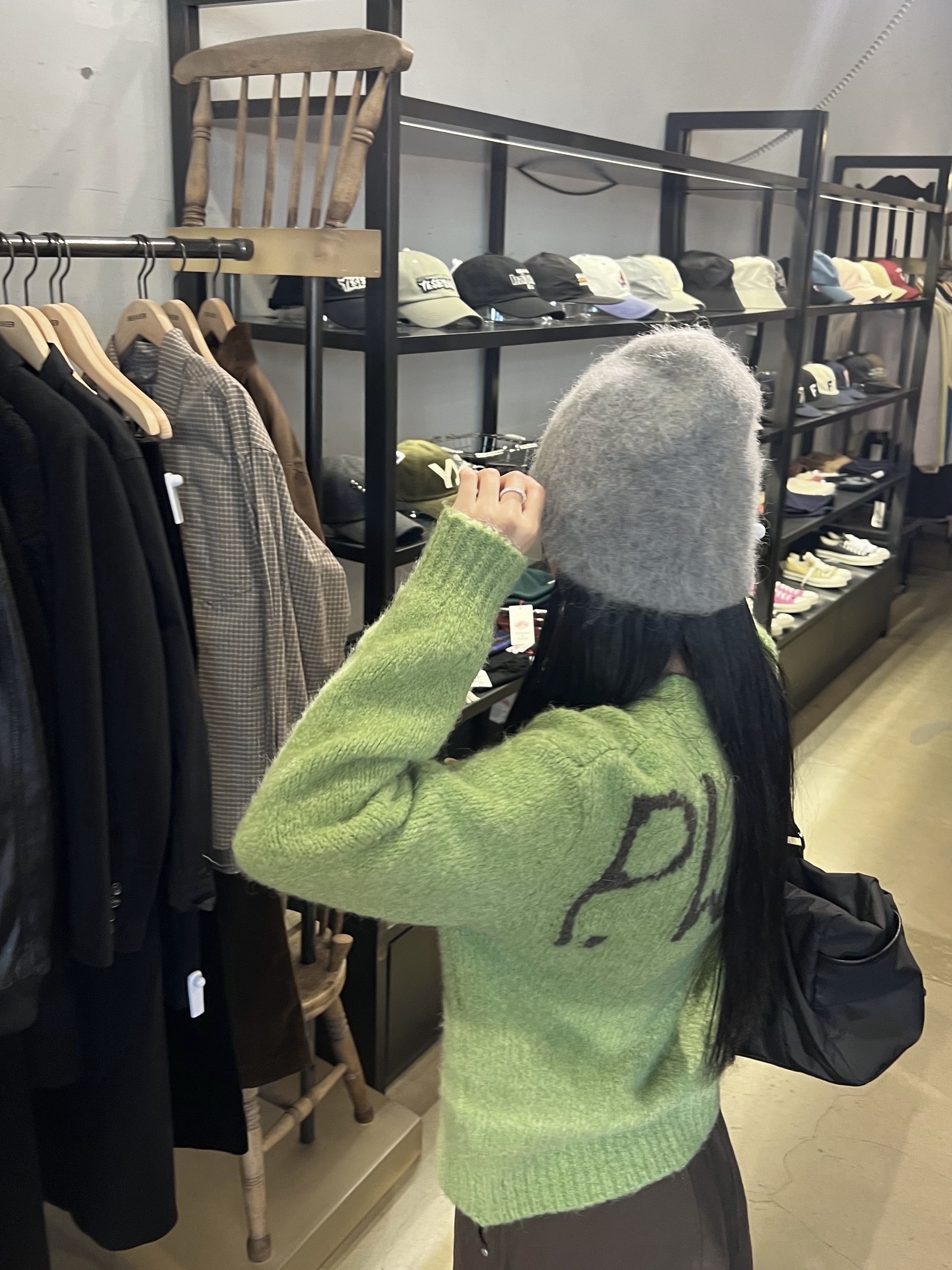 (W) Paloma Wool Soft Knitted Ben Trobat PW 89 Sweater Kiwi, Adidas Yeezy Foam RNNR Onyx 착용 스타일 - 3