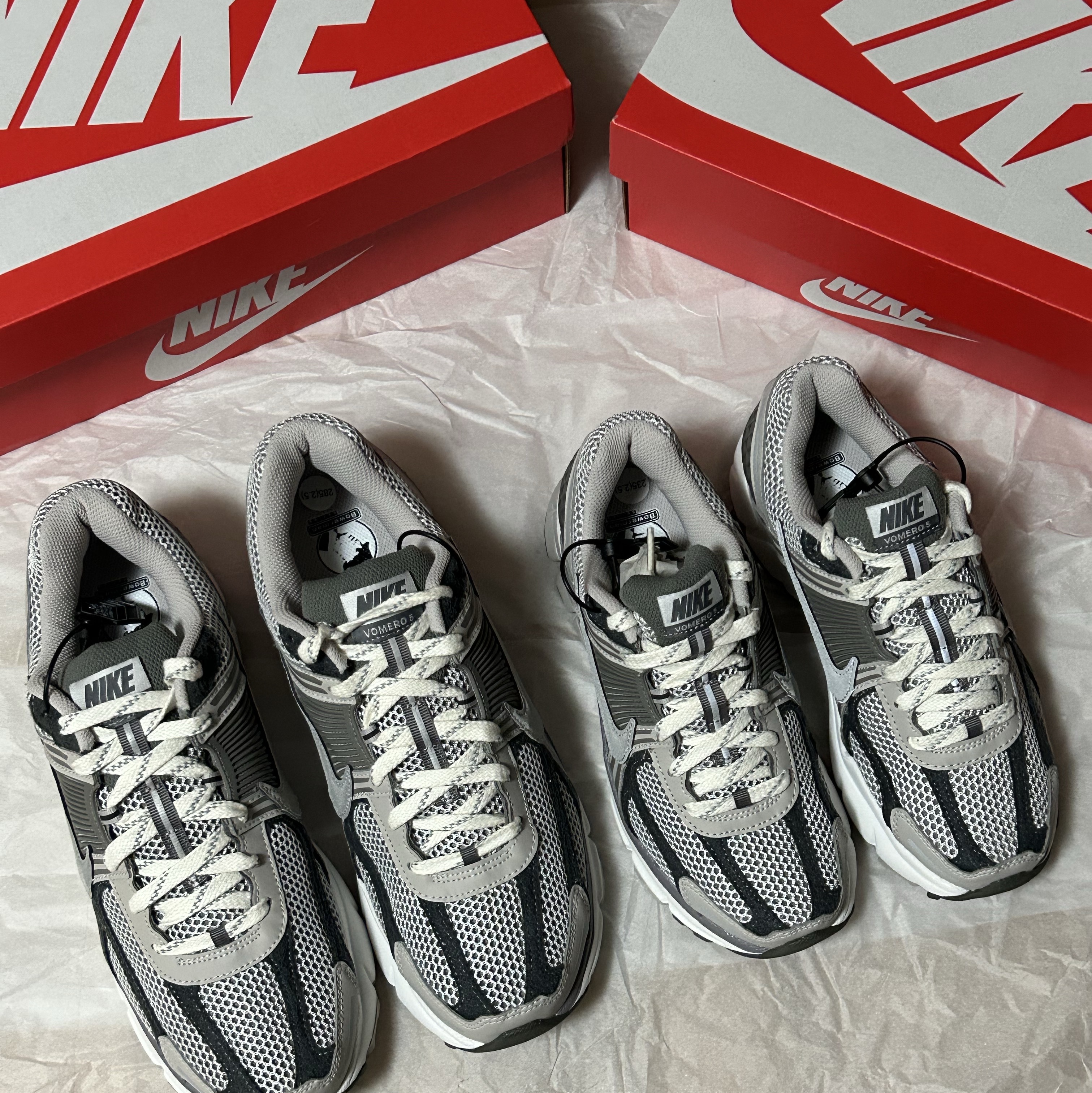 Nike Zoom Vomero 5 PRM Light Iron Ore and Flat Fewter 착용 스타일 - 3