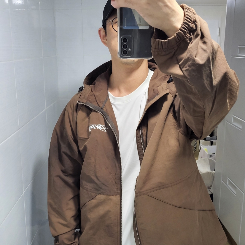 Stussy Wave Dye Beach Shell Jacket Coffee 착용 스타일 - 2