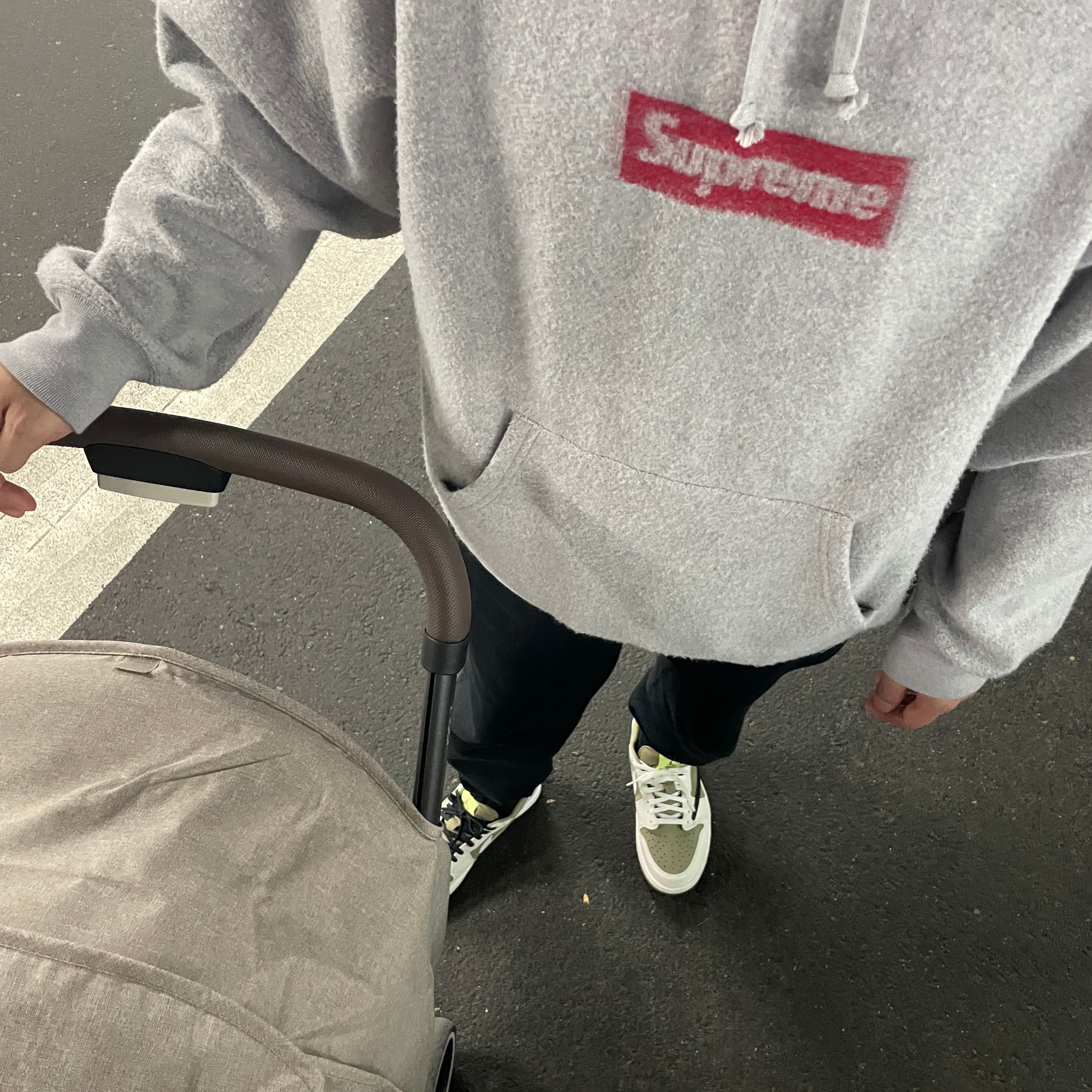 Jordan 1 x Travis Scott Retro Low Golf NRG Neutral Olive, Nike NRG Solo Swoosh Fleece Pants Black White - Asia 착용 스타일 - 1