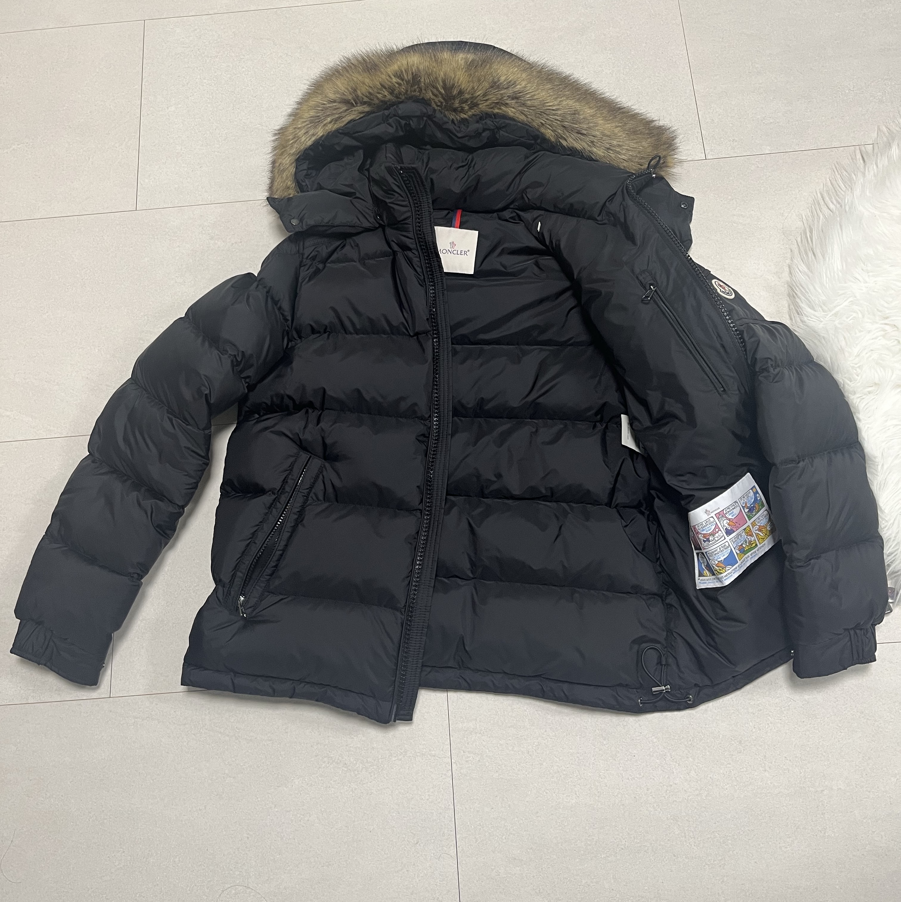 Moncler Mayaf Short Down Jacket Black - 23FW, IAB Studio x Netflix Pajama Cushion Cover Set Black 착용 스타일 - 1