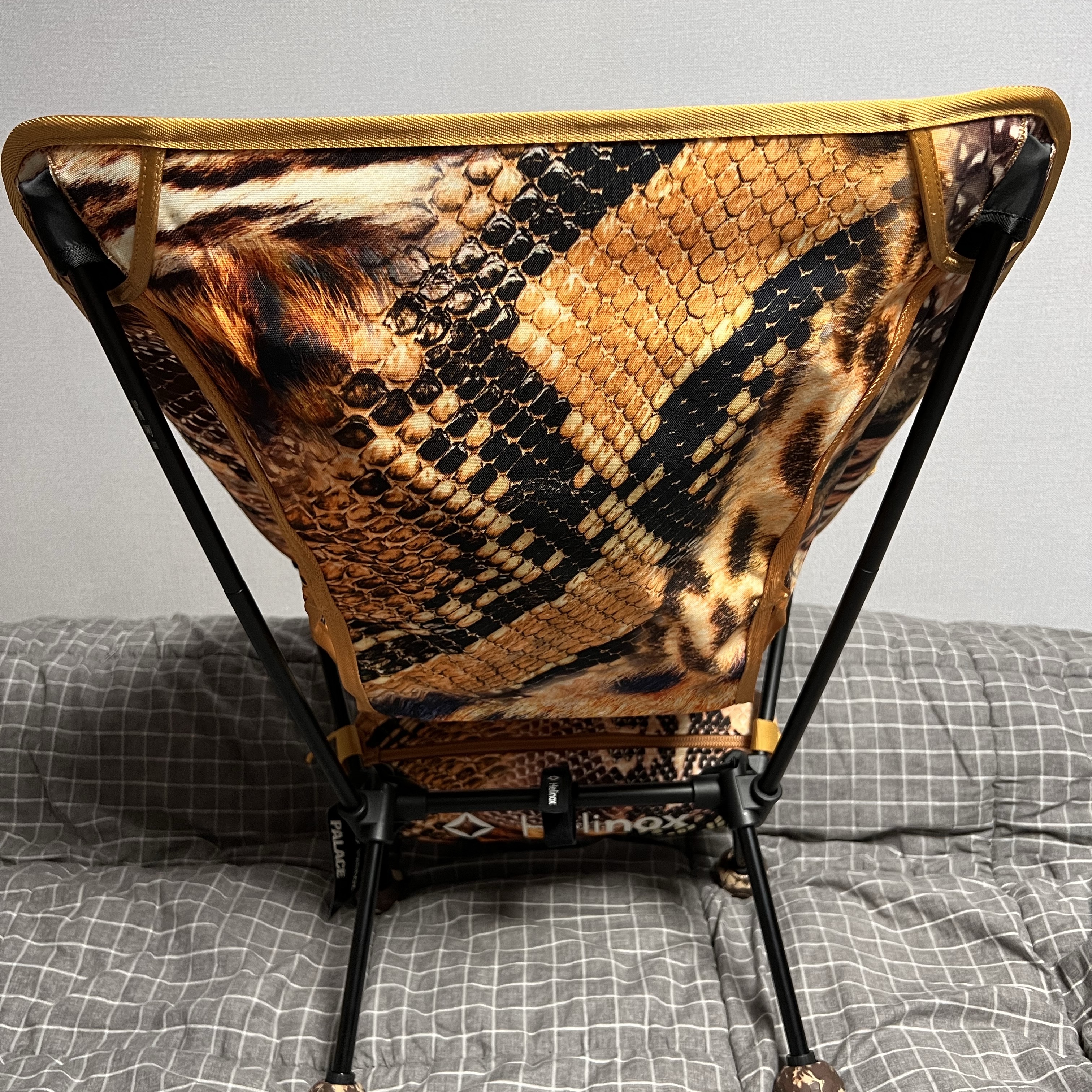 Helinox x Palace Animal Tactical Chair One Yellow - 23FW 착용 스타일 - 3