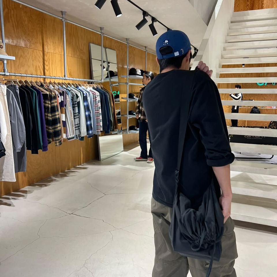 Nike Dunk Low Retro Black, Uniqlo U Drawstring Shoulder Bag Black 착용 스타일 - 2