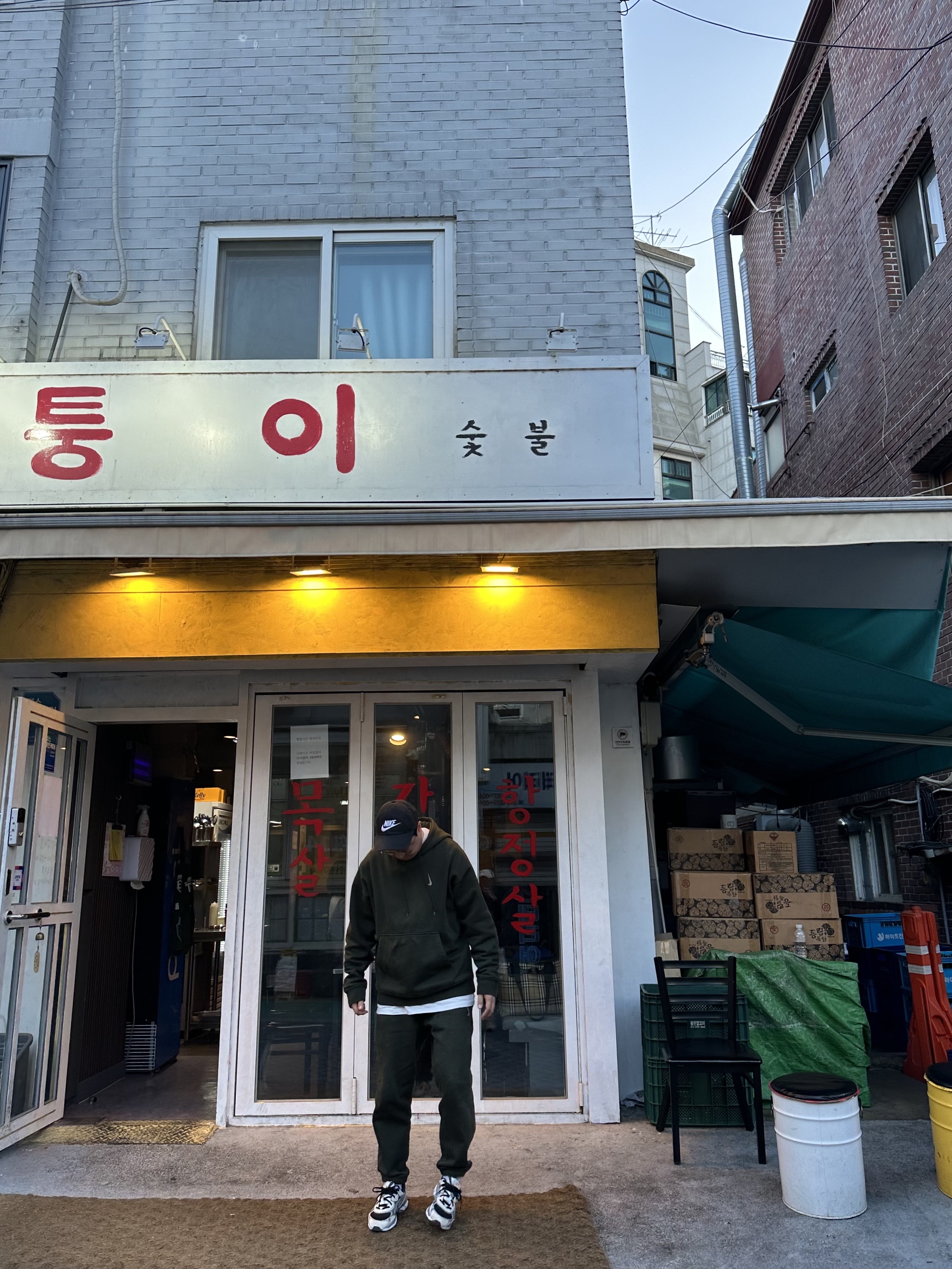 Nike Heritage 86 Futura Washed Cap Black White, Nike x Billie Eilish NRG Fleece Hoodie Sequoia - US/EU 착용 스타일 - 4