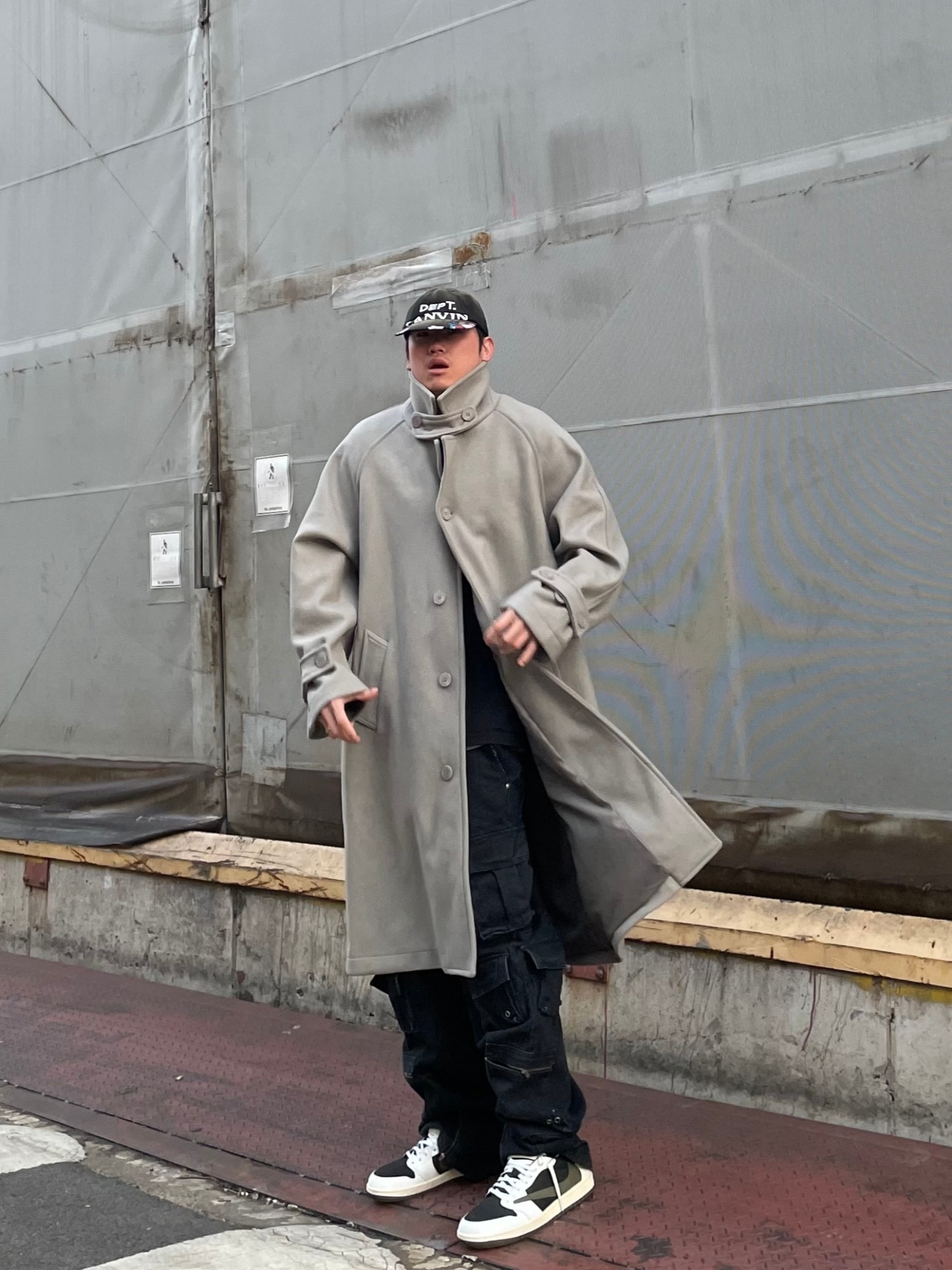 Gallery Dept. x Lanvin Painted Cap Black, (W) Jordan 1 x Travis Scott Retro Low OG SP Medium Olive 착용 스타일 - 1