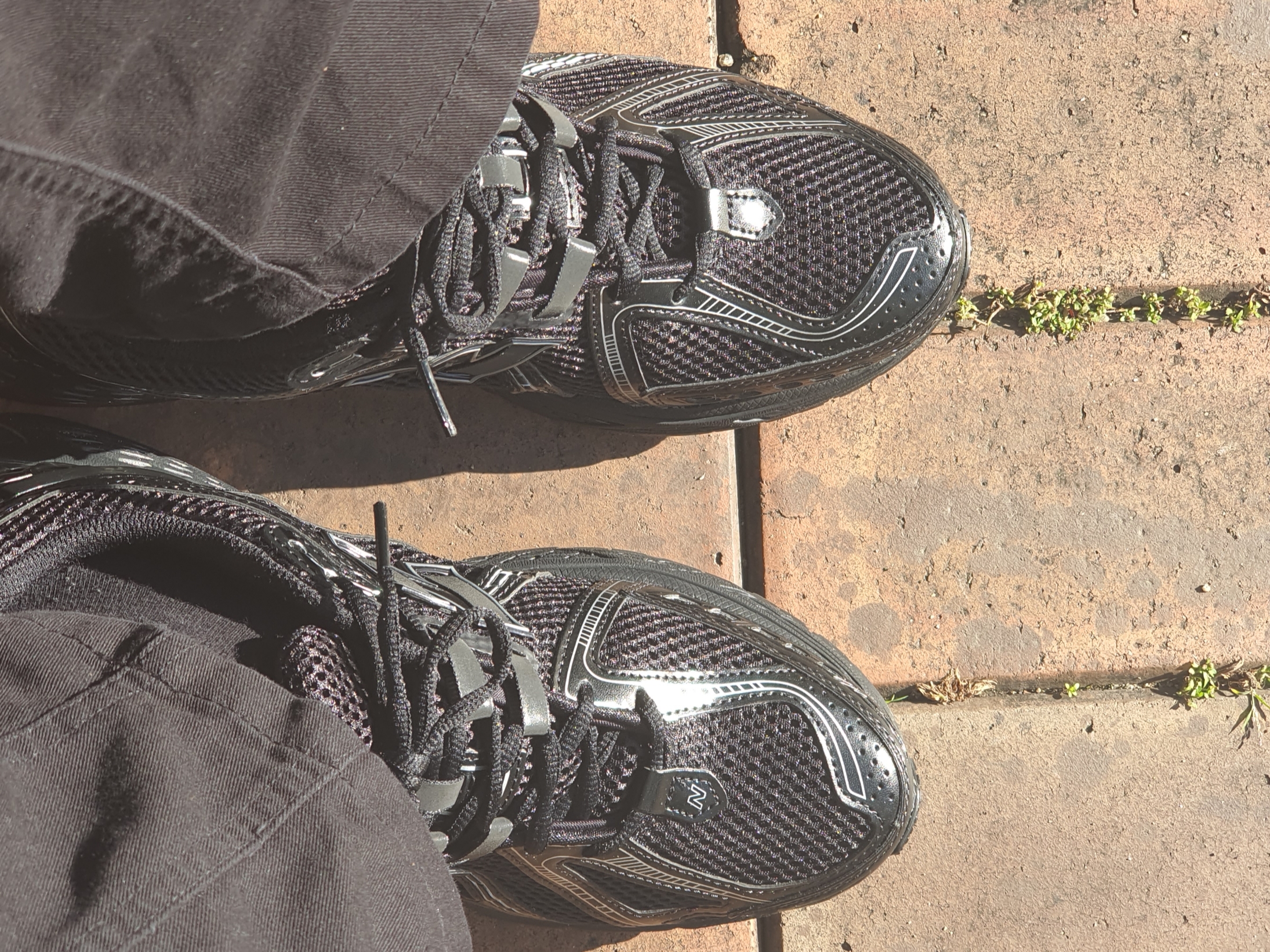 New Balance 1906R Black Silver Metallic 착용 스타일 - 2