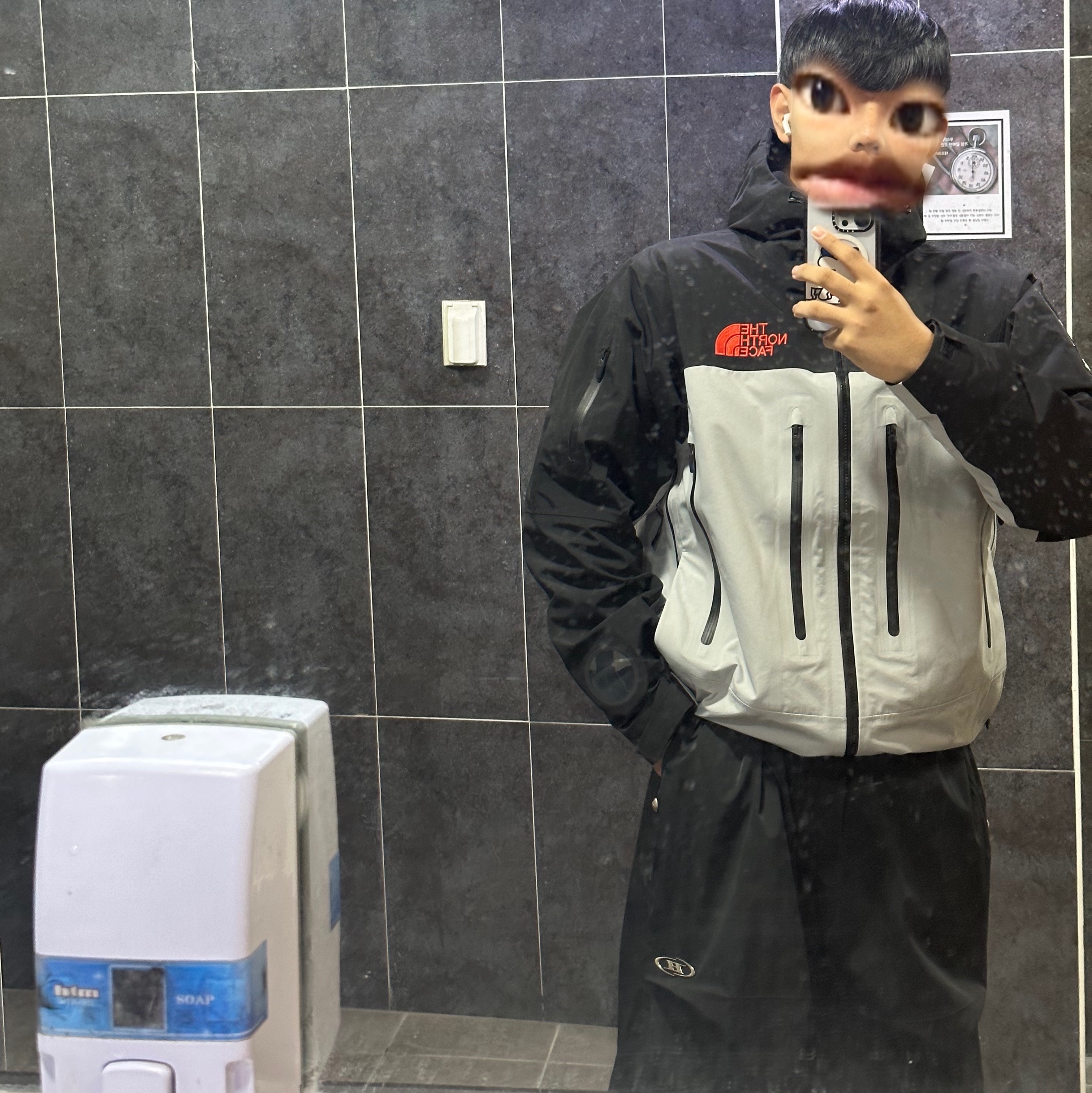 Supreme x The North Face Taped Seam Shell Jacket Grey - 22FW 착용 스타일 - 1