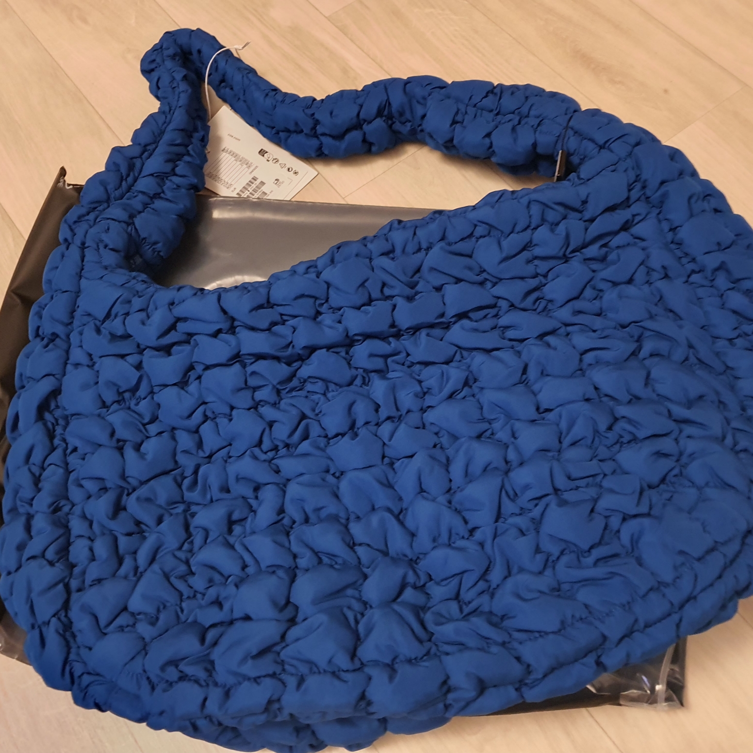 COS Quilted Oversized Shoulder Bag Blue 착용 스타일