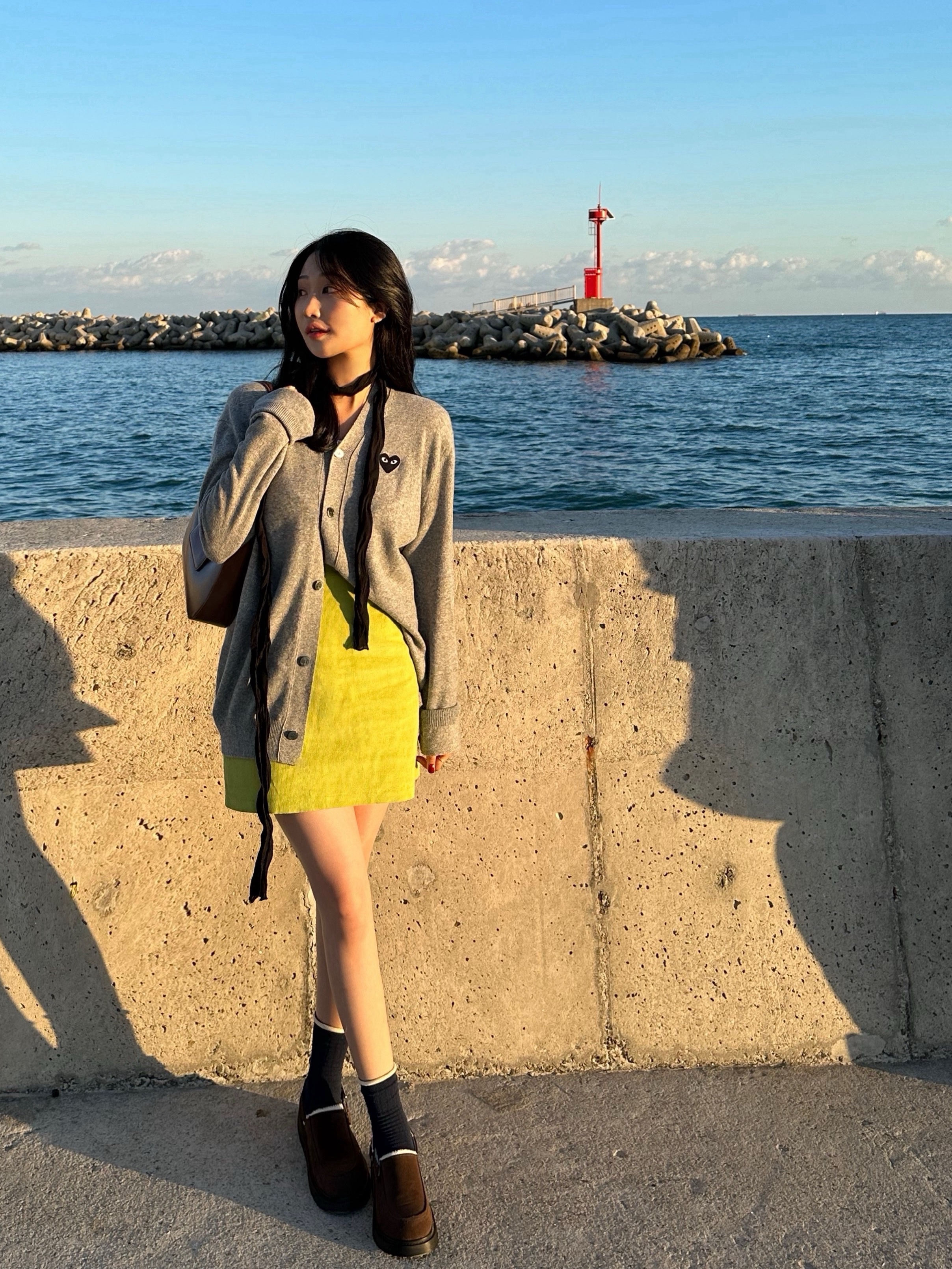 Play Comme des Garcons Black Heart Knit Cardigan Grey 착용 스타일 - 2