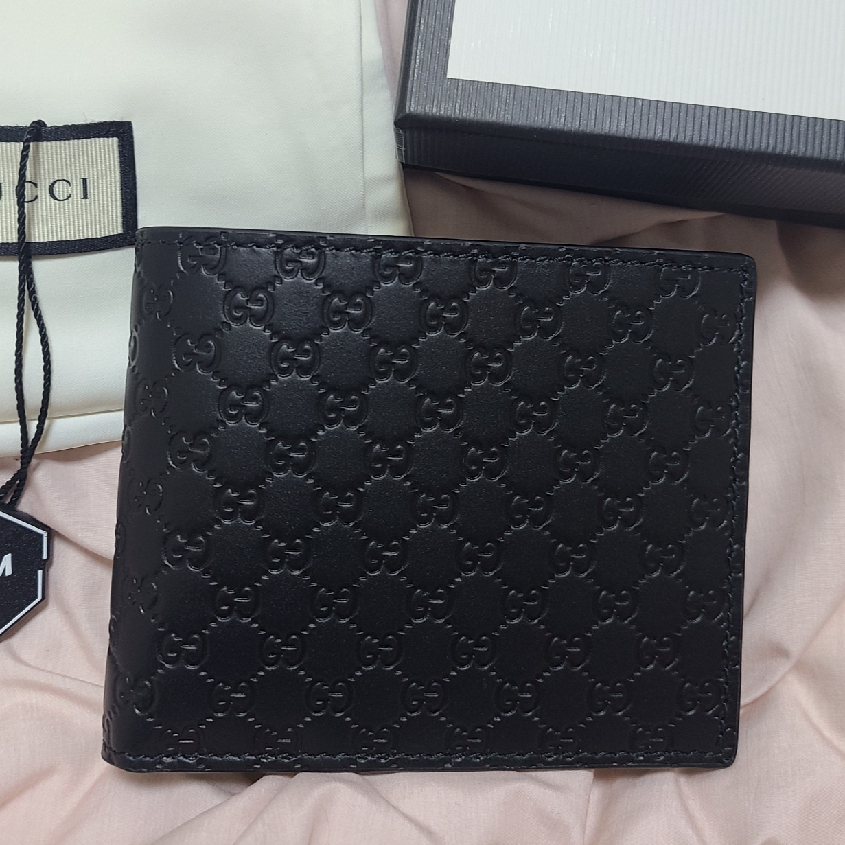 Gucci Micro GG Ssima Bi-Fold Wallet Black 착용 스타일