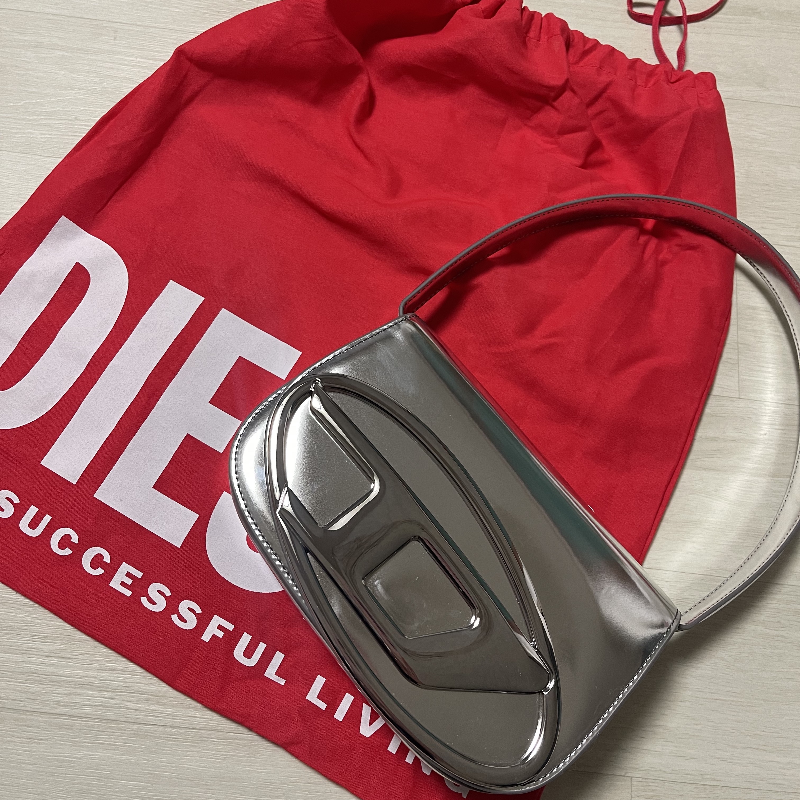 Diesel 1DR Shoulder Bag in Mirrored Leather Silver 착용 스타일