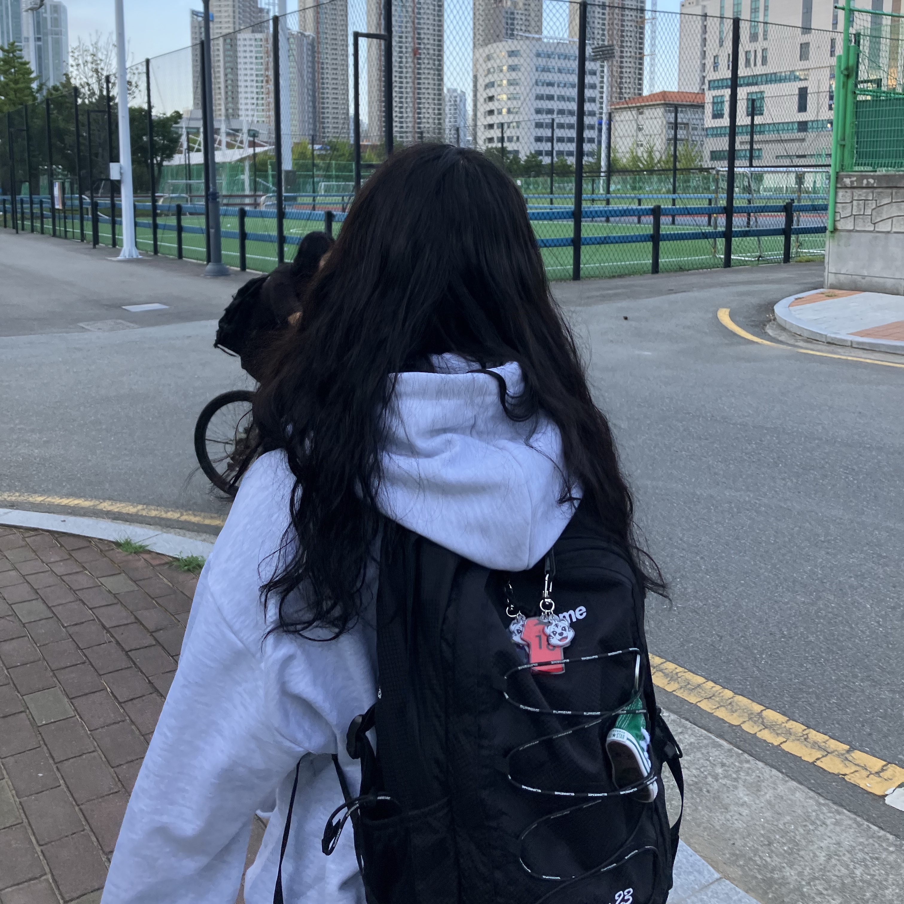 Supreme Backpack Black - 22SS 착용 스타일 - 1