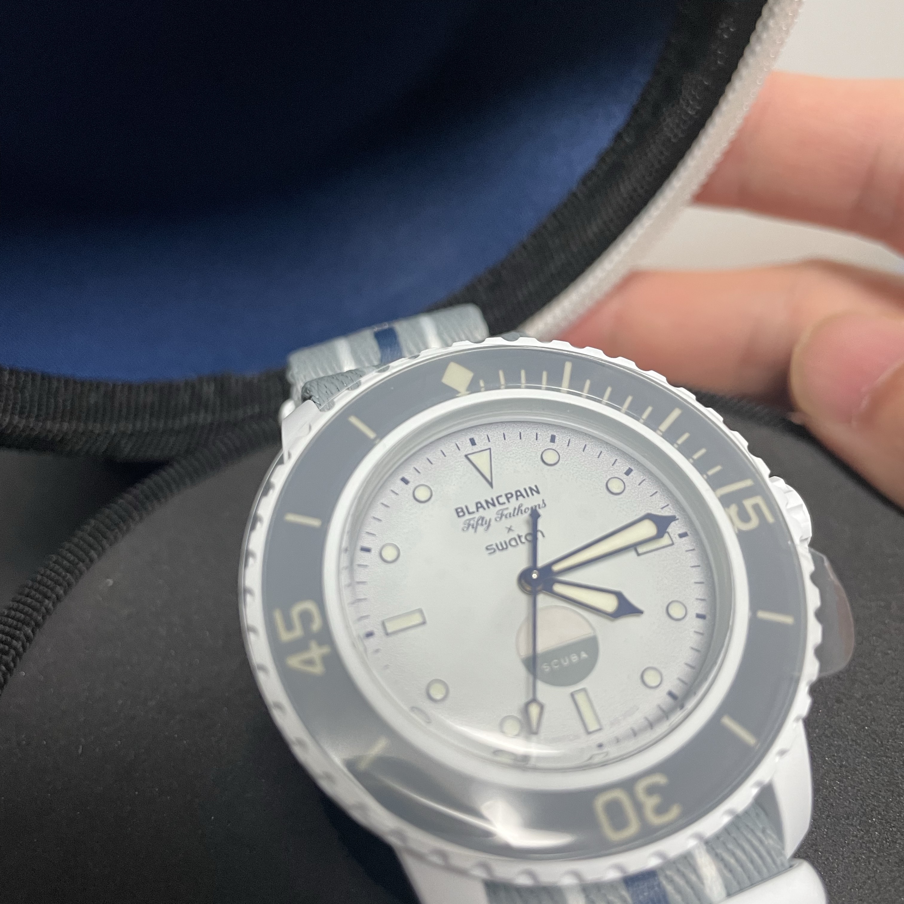 Swatch x Blancpain Bioceramic Antarctic Ocean 착용 스타일 - 2