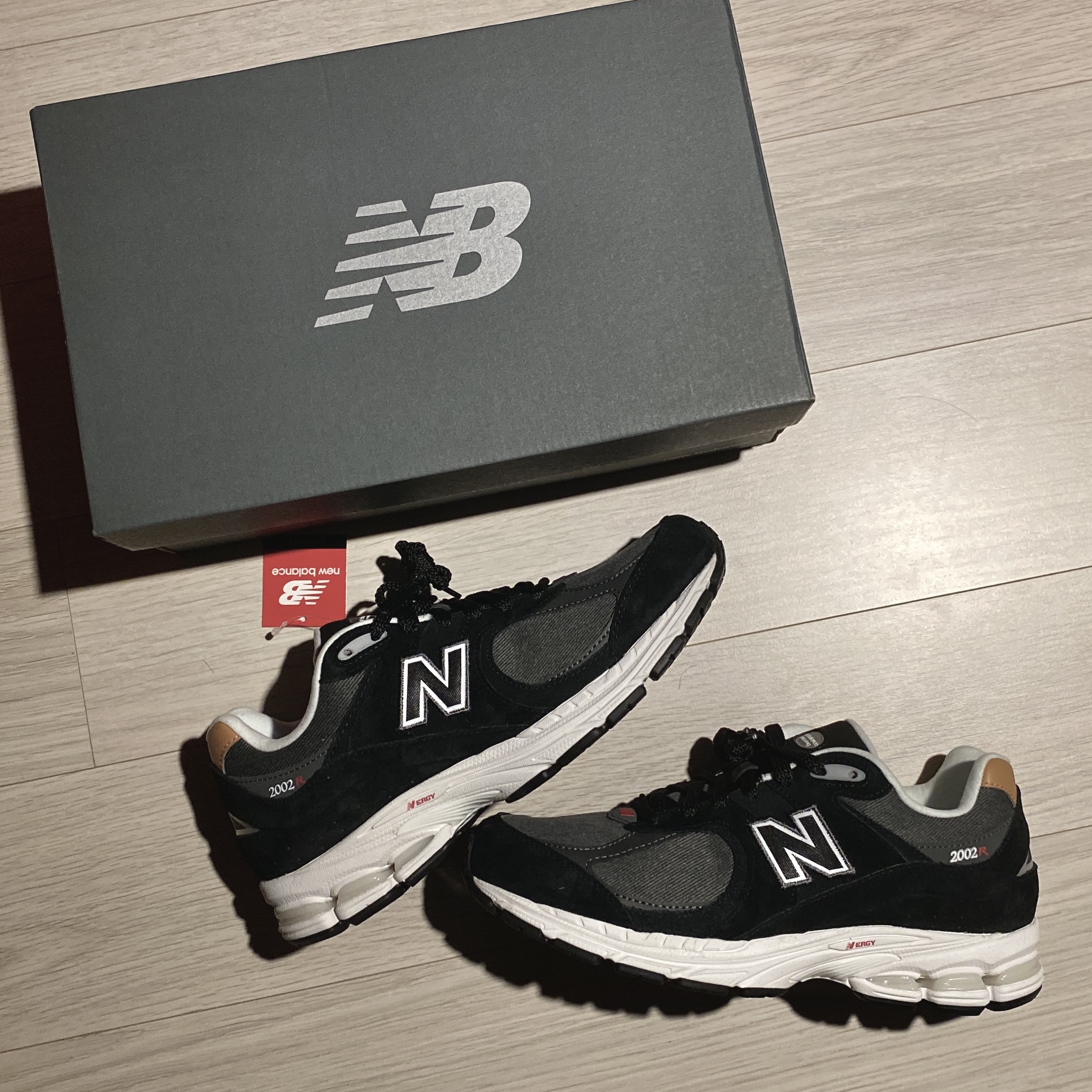 New Balance 2002R Black Sepia, Nike Korea Dri-Fit Stadium Home SS Jersey Global Red - Asia (Non Marking Ver.) 착용 스타일 - 2