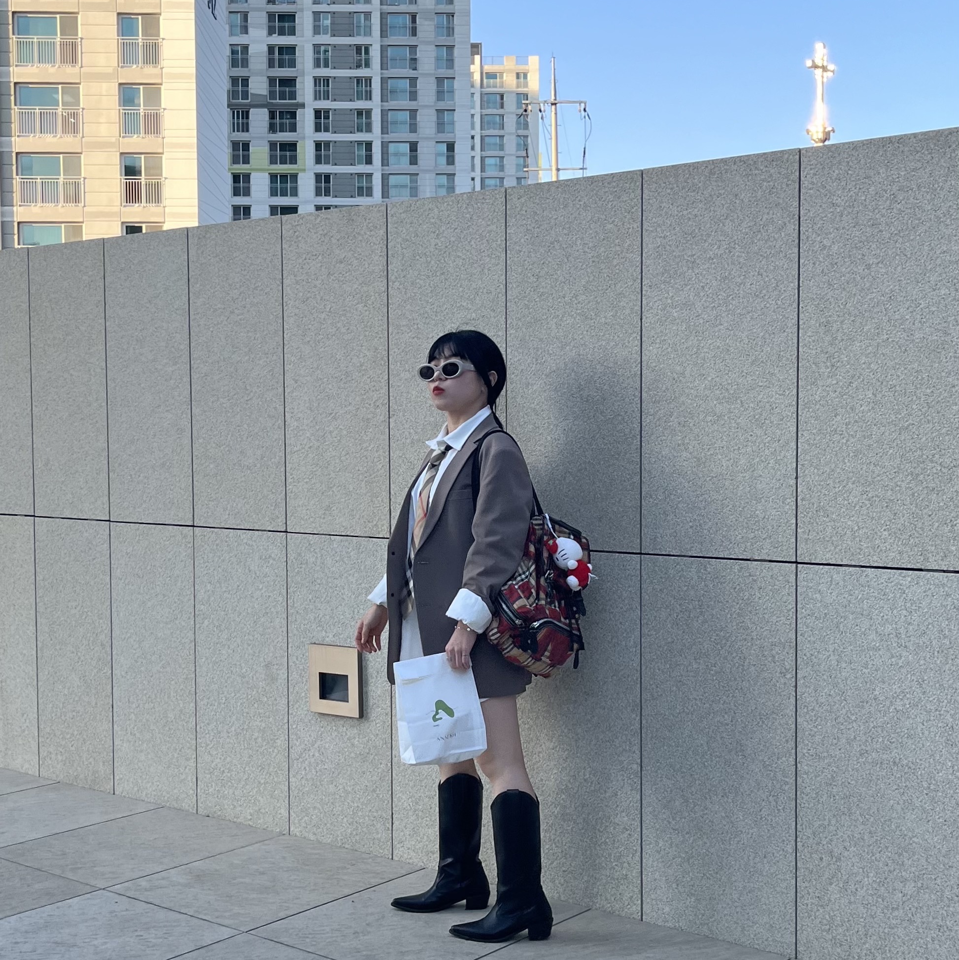 Gentle Monster x Maison Margiela MM005 Grey Black 착용 스타일 - 2