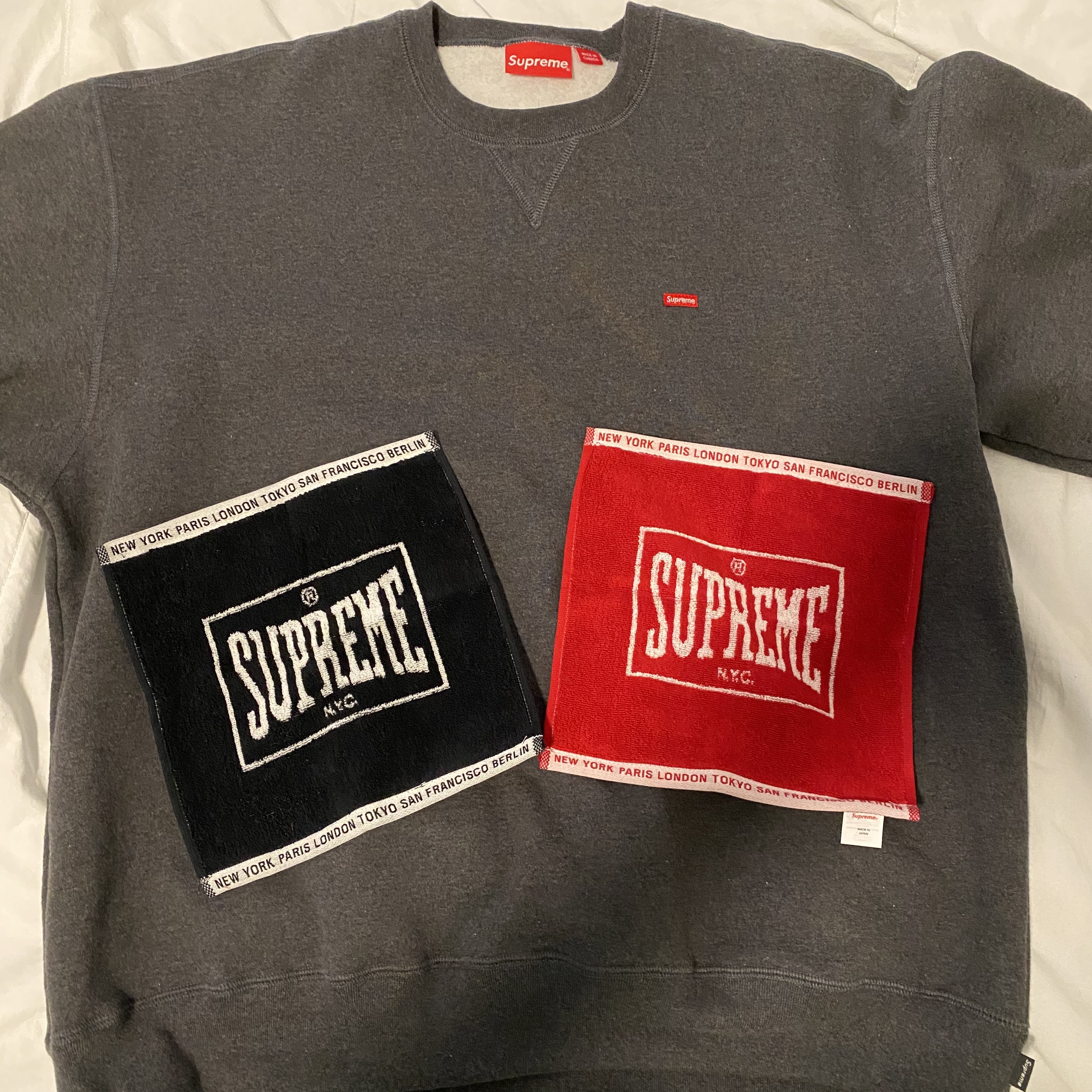 Supreme Small Box Crewneck Charcoal - 23FW, Supreme Square Mini Towels Multicolor (Set of 2) - 23FW 착용 스타일