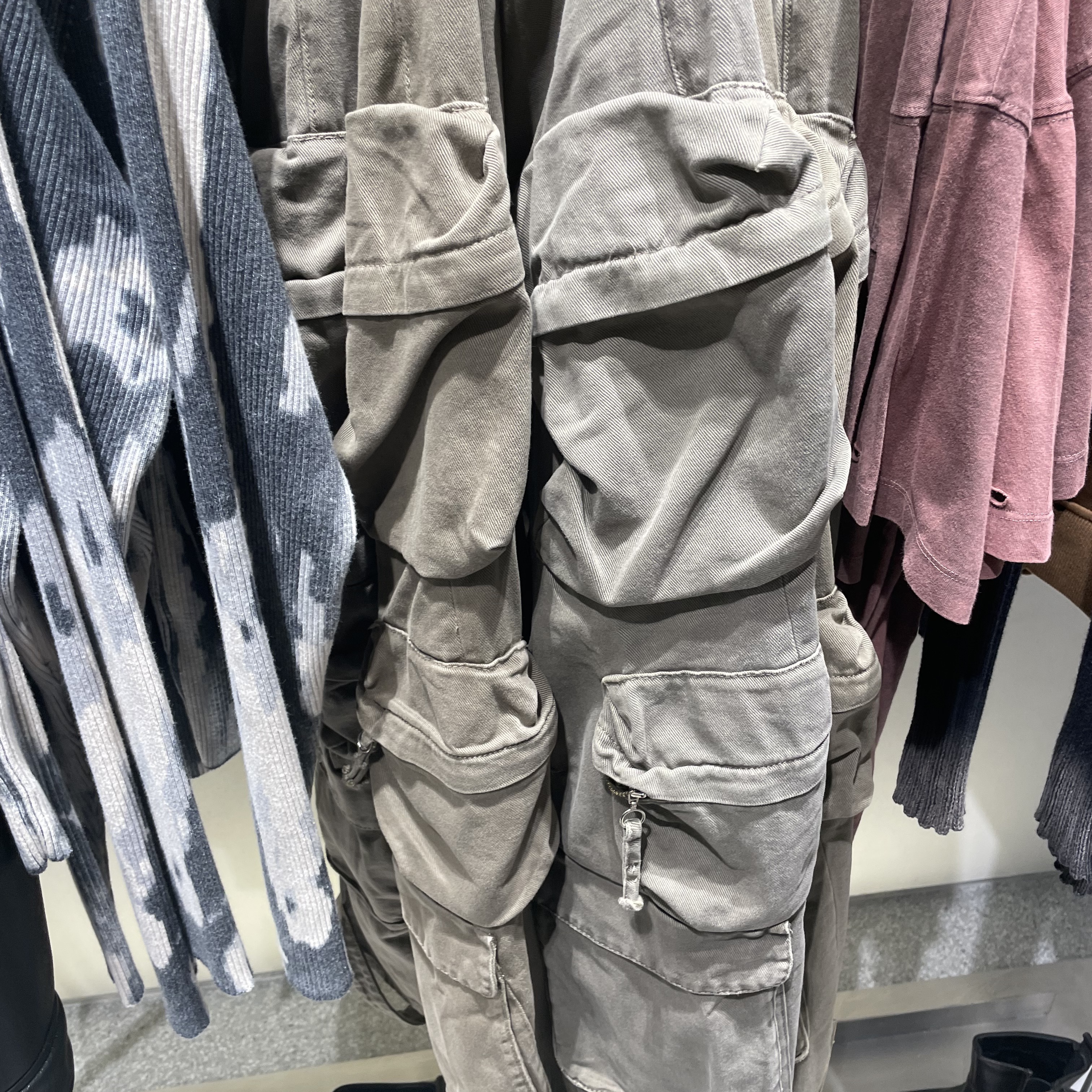 Zara Utility Pocket Pants Light Sand 착용 스타일
