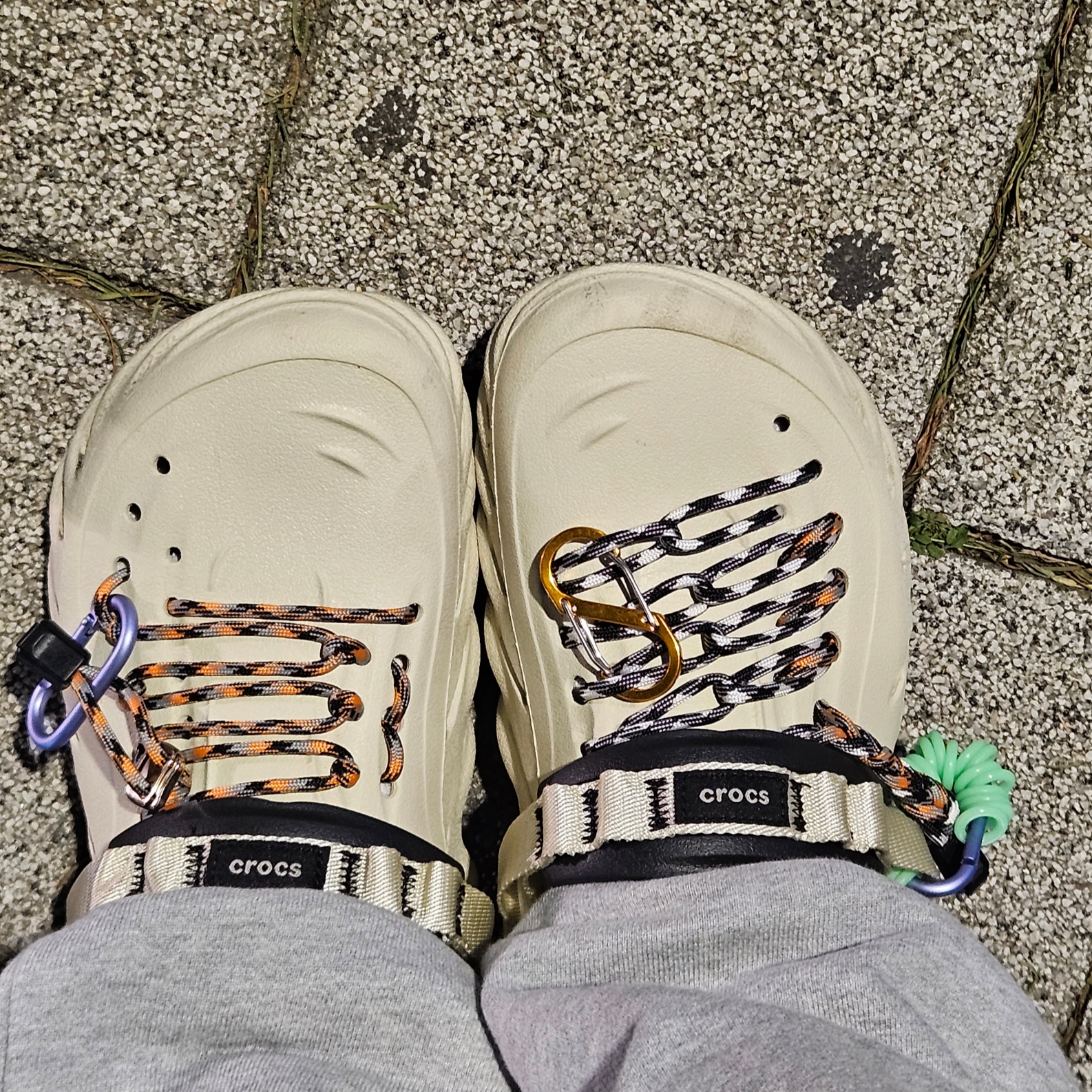 Crocs Echo Clog Bone Black 착용 스타일