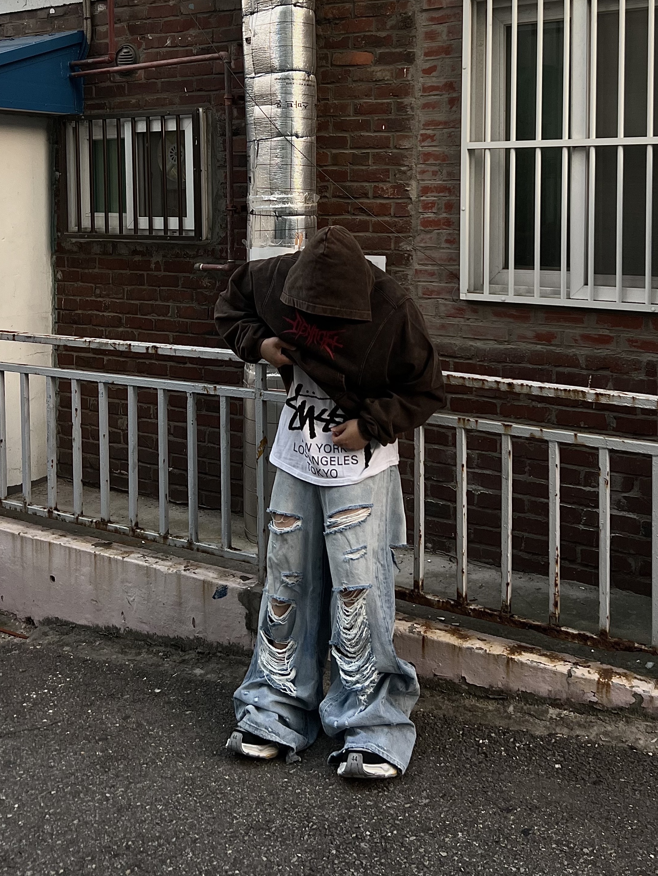 Stussy x Takahiromiyashita The Soloist 40 WT T-Shirt, Balenciaga Cargo Sneakers Grey Black Yellow 착용 스타일