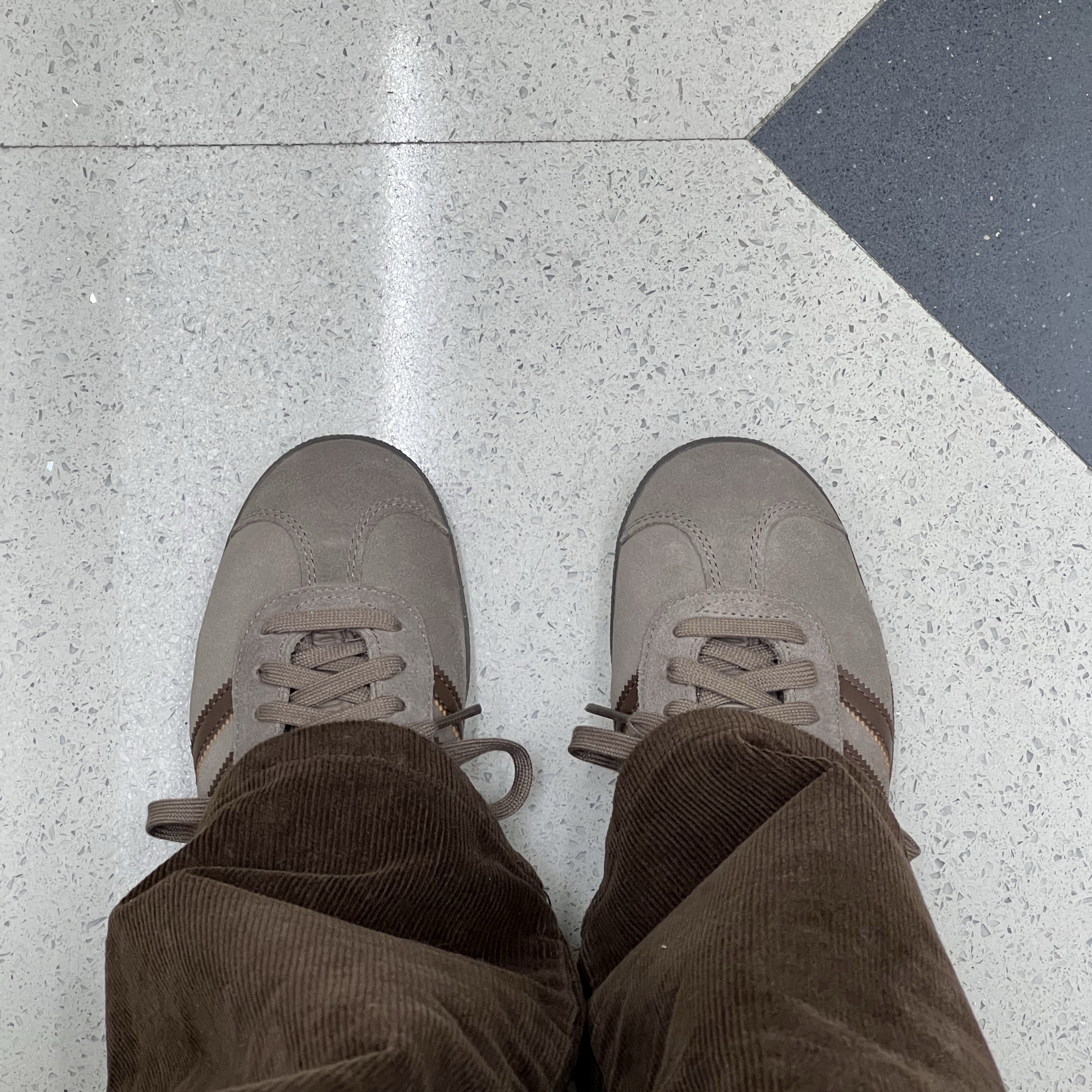 Adidas Gazelle Earth Strata Brown Gum 착용 스타일 - 2