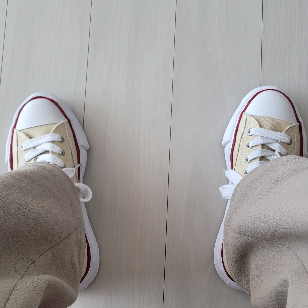 Maison Mihara Yasuhiro Peterson OG Sole Canvas Low-top Sneakers Natural 착용 스타일 - 3