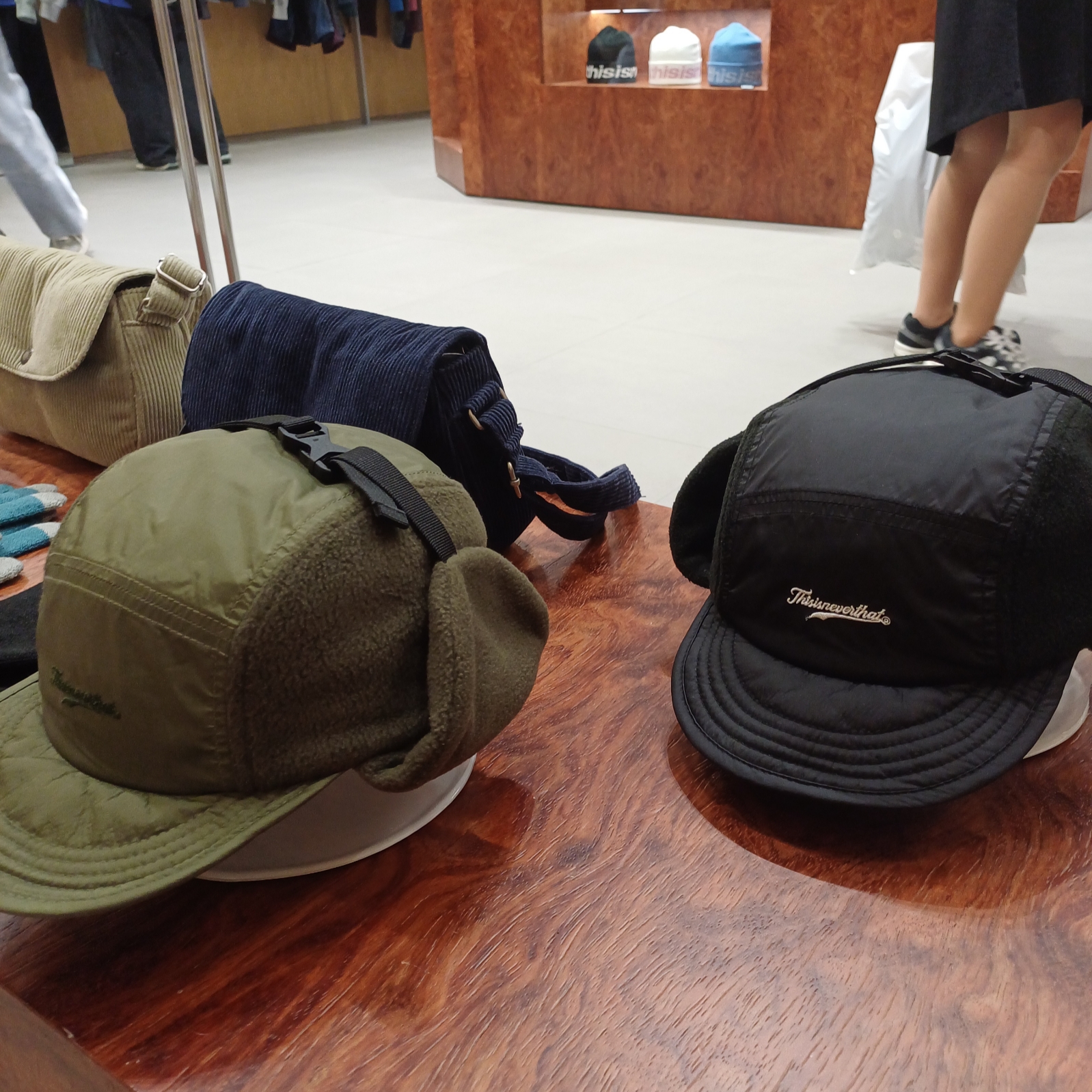 Uniqlo x White Mountaineering WPJ Hybrid Down Oversized Parka Black, Uniqlo U Drawstring Shoulder Bag Black 착용 스타일 - 4