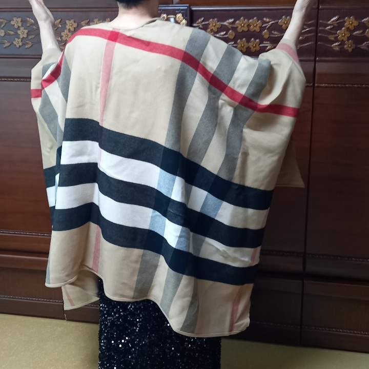 (W) Burberry Reversible Check Merino Wool Poncho Camel 착용 스타일 - 2