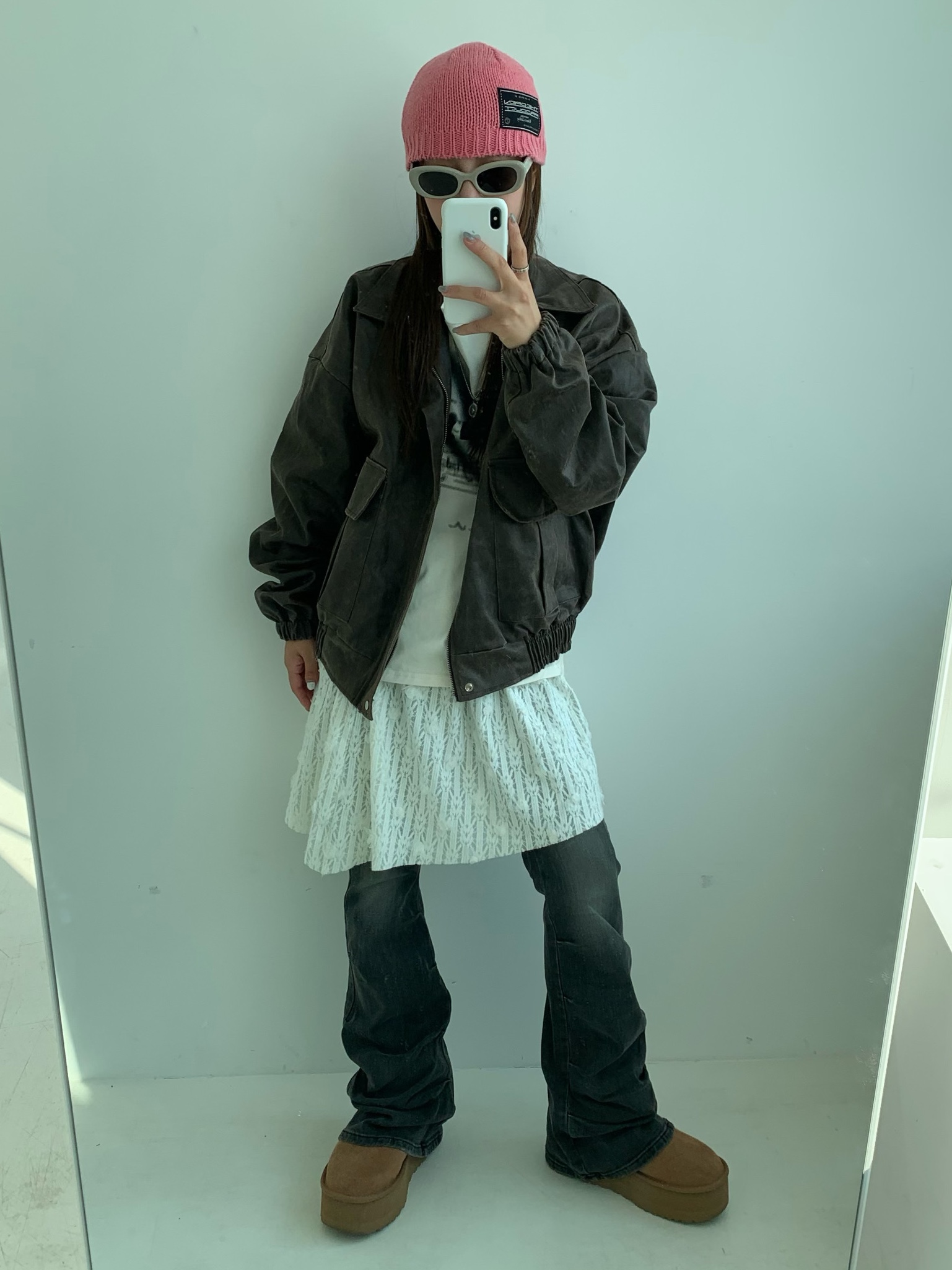 Gentle Monster x Maison Margiela MM004 Grey Black, (W) UGG Classic Mini Platform Boots Chestnut 착용 스타일
