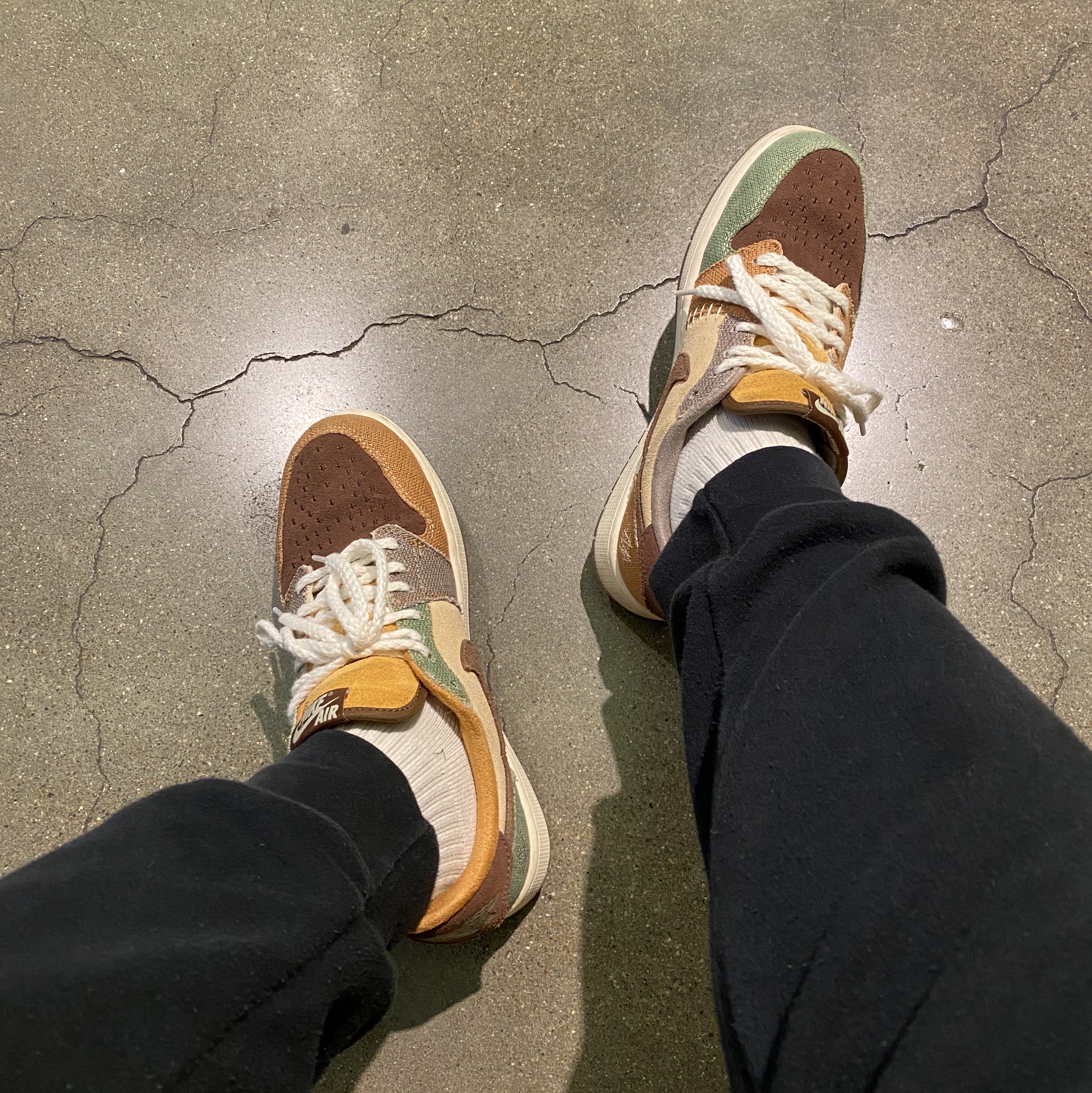 Jordan 1 x Zion Williamson Retro Low OG Flax and Oil Green 착용 스타일 - 1
