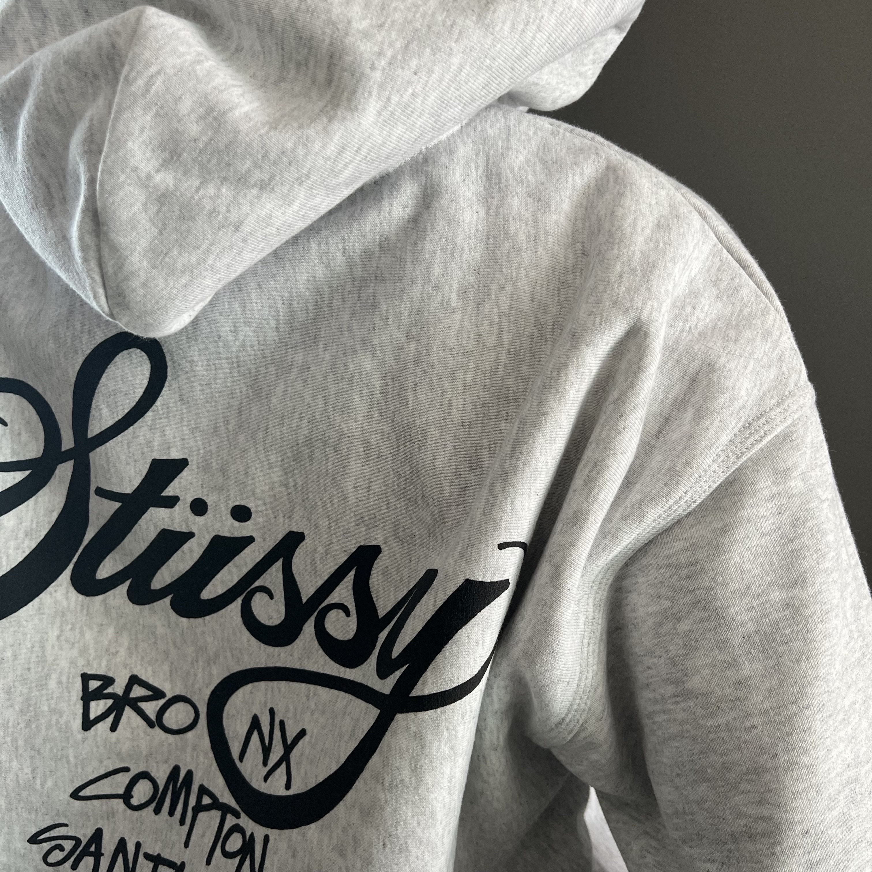 Stussy World Tour Hoodie Ash Heather 2023 착용 스타일 - 2