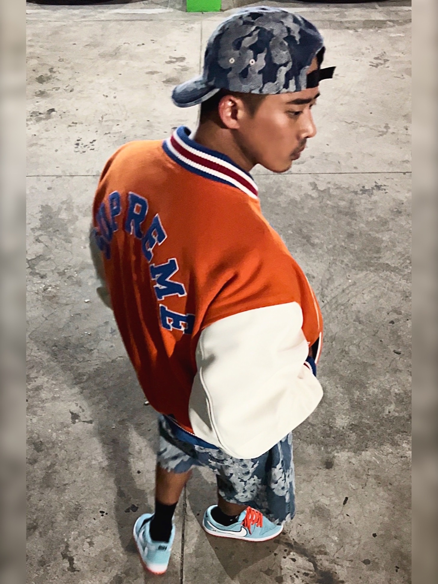 Supreme Flames Jacquard Denim Camp Cap Washed Indigo - 23SS, Supreme Flames Jacquard Baggy Denim Shorts Washed Indigo - 23SS 착용 스타일 - 3
