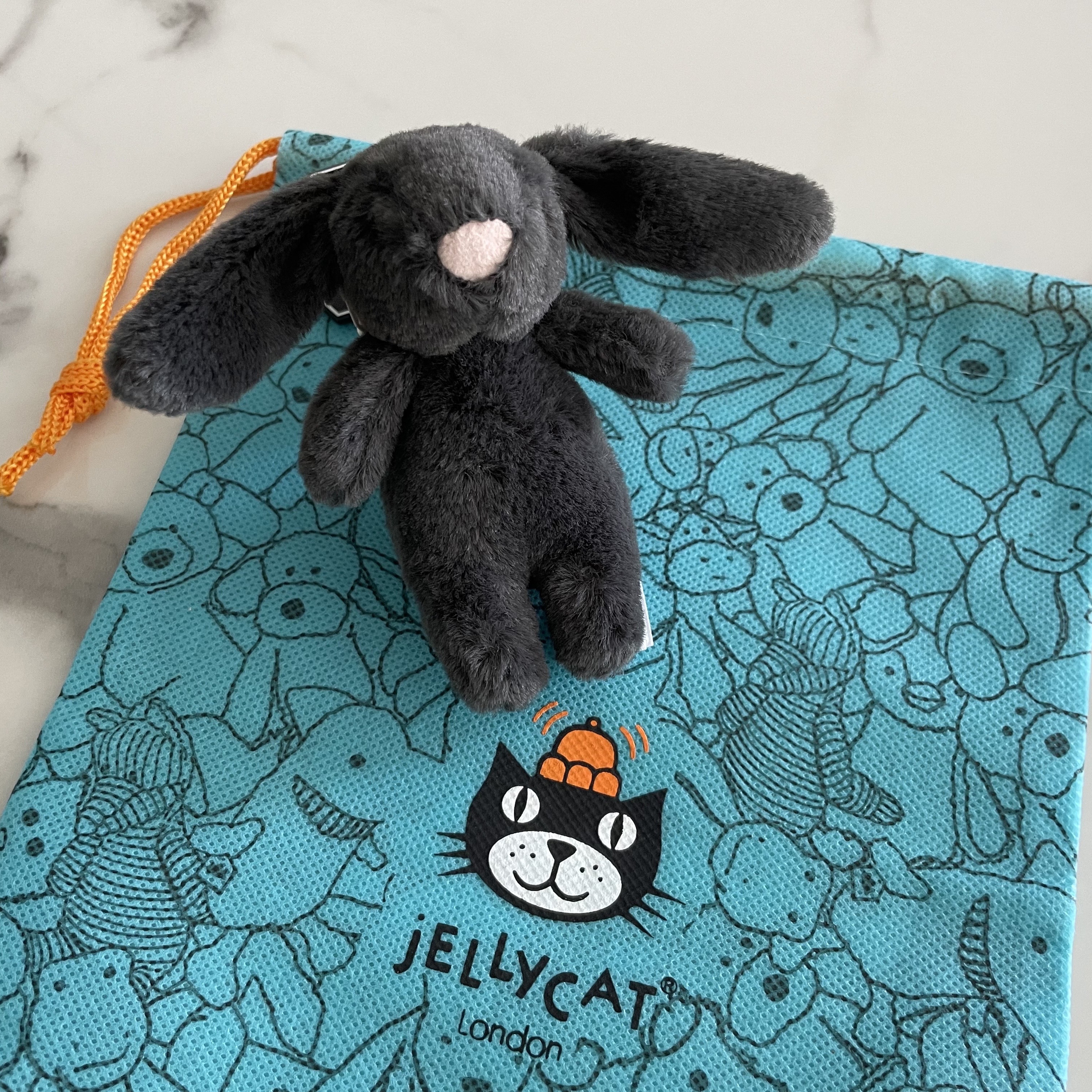 Jellycat Bashful Bunny Bag Charm Ink 착용 스타일 - 1