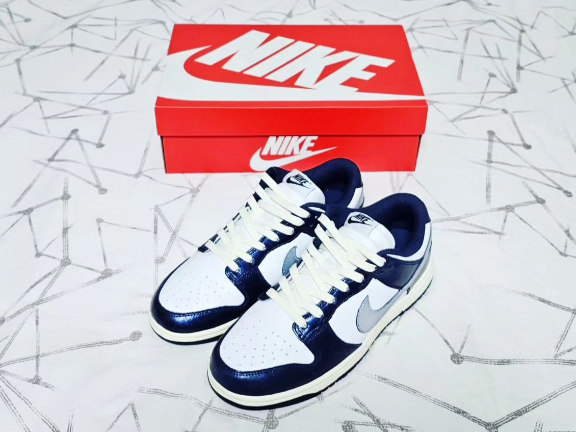 (W) Nike Dunk Low PRM Midnight Navy and White 착용 스타일 - 1