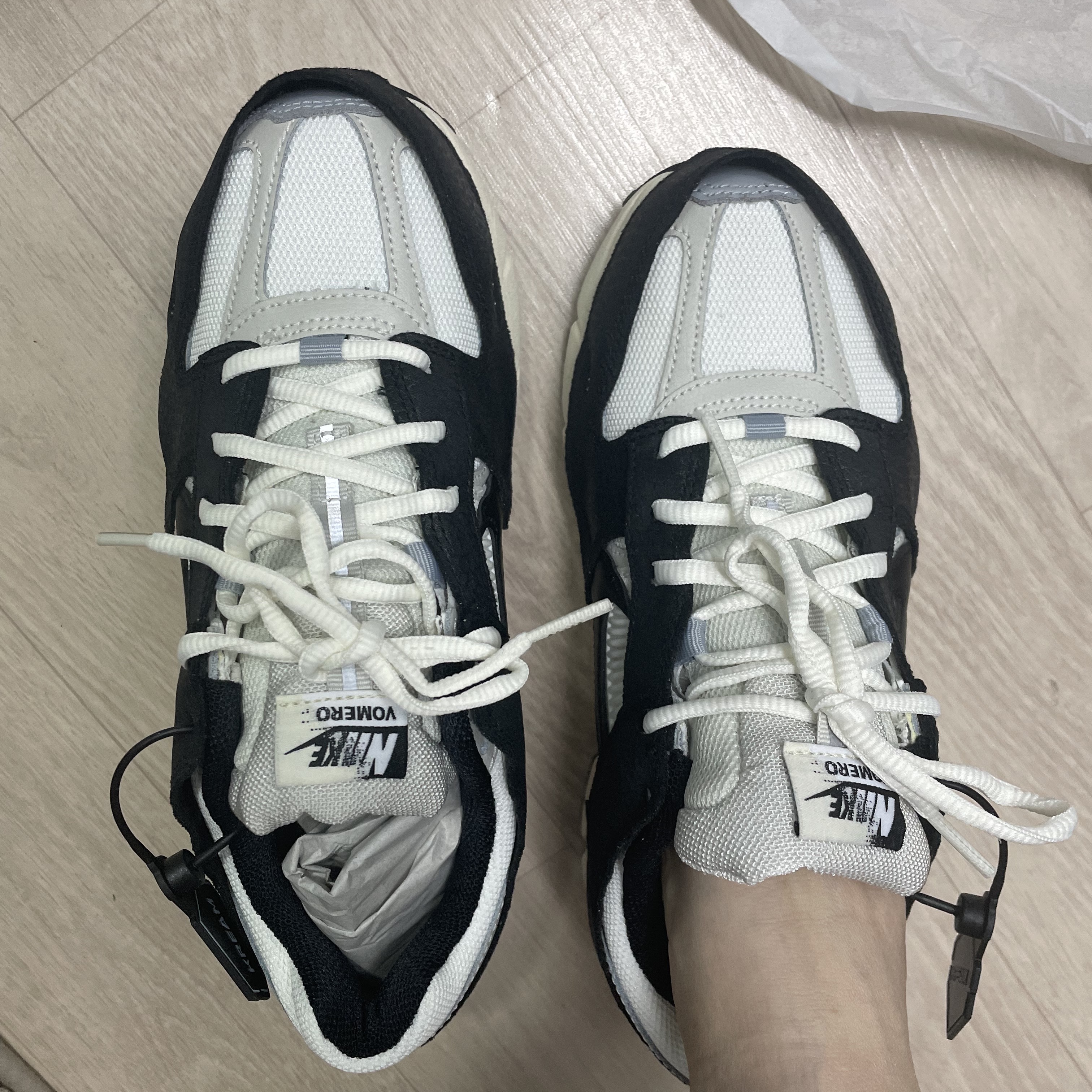 (W) Nike Zoom Vomero 5 Wolf Grey and Black 착용 스타일