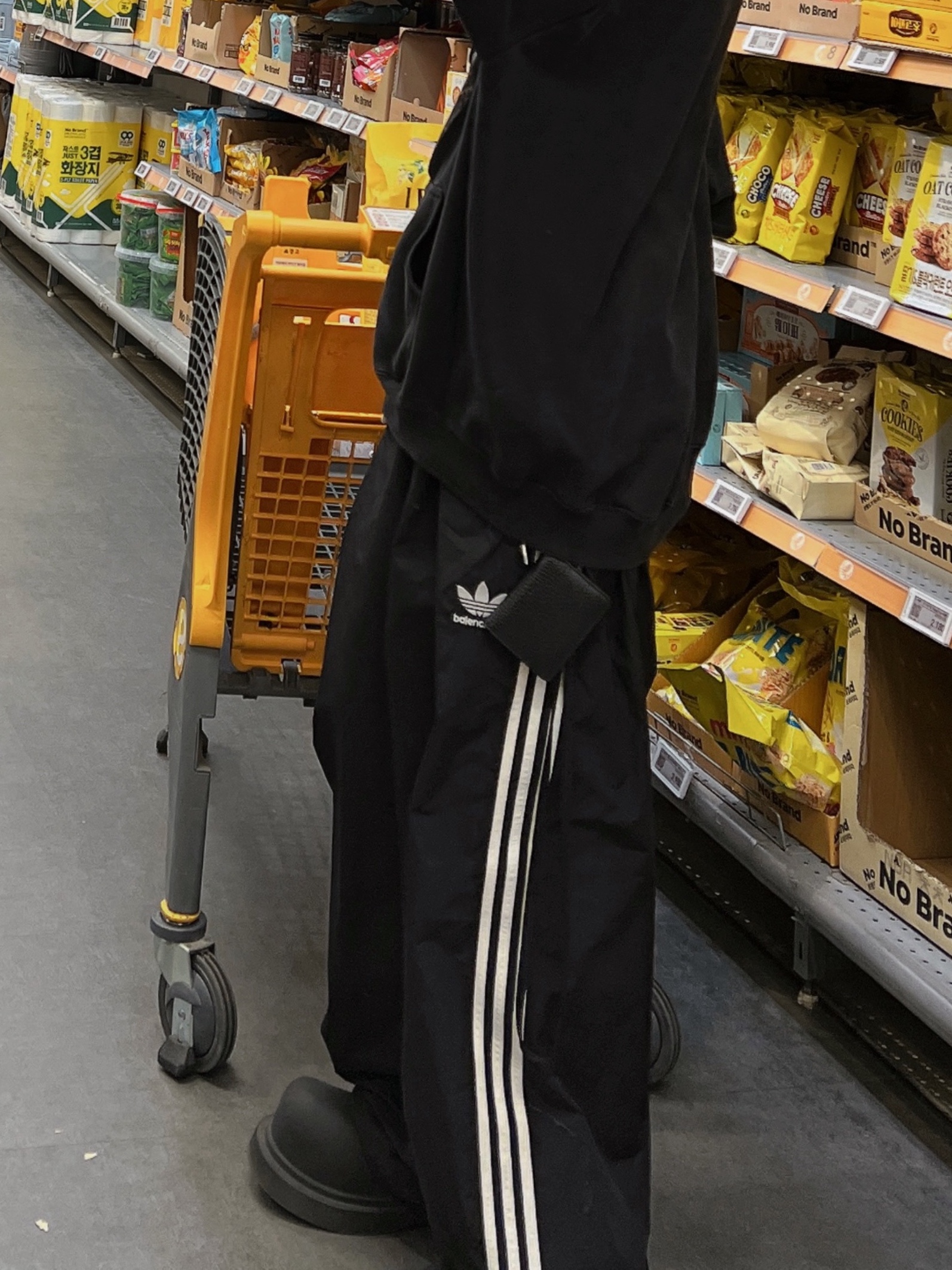 Balenciaga x Adidas Tracksuit Trousers Black 착용 스타일
