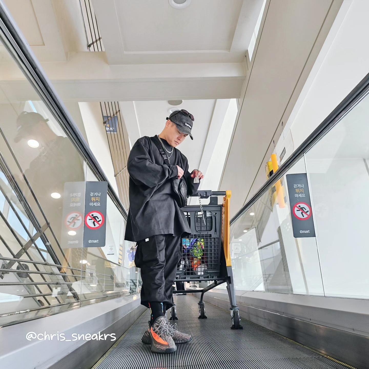 Yeezy Gap Engineered By Balenciaga Dove Long Sleeve T-Shirt Black, Balenciaga Explorer Beltpack Black 착용 스타일 - 4