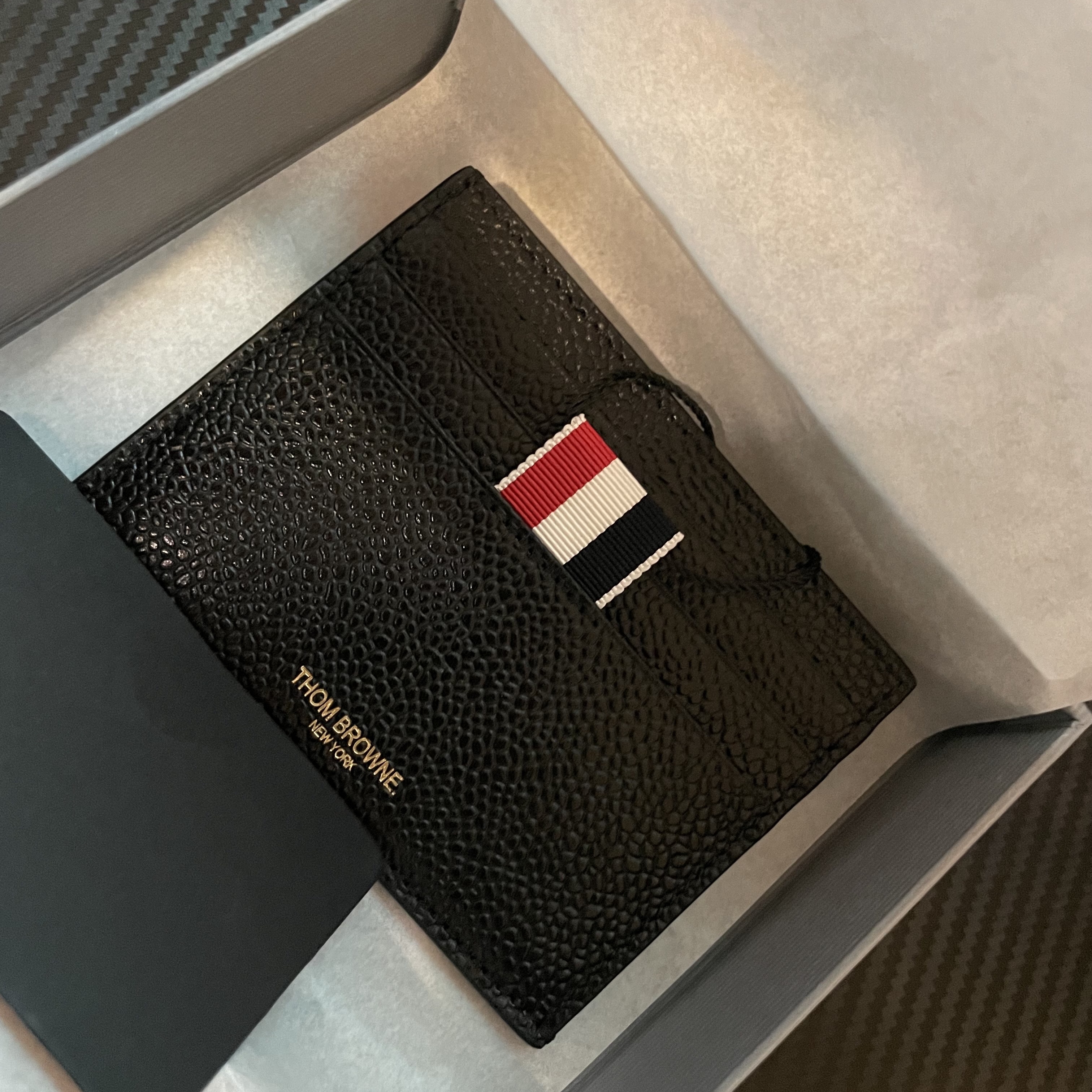 Thom Browne Pebble Grain Leather Stripe Note Compartment Card Holder Black 착용 스타일 - 3
