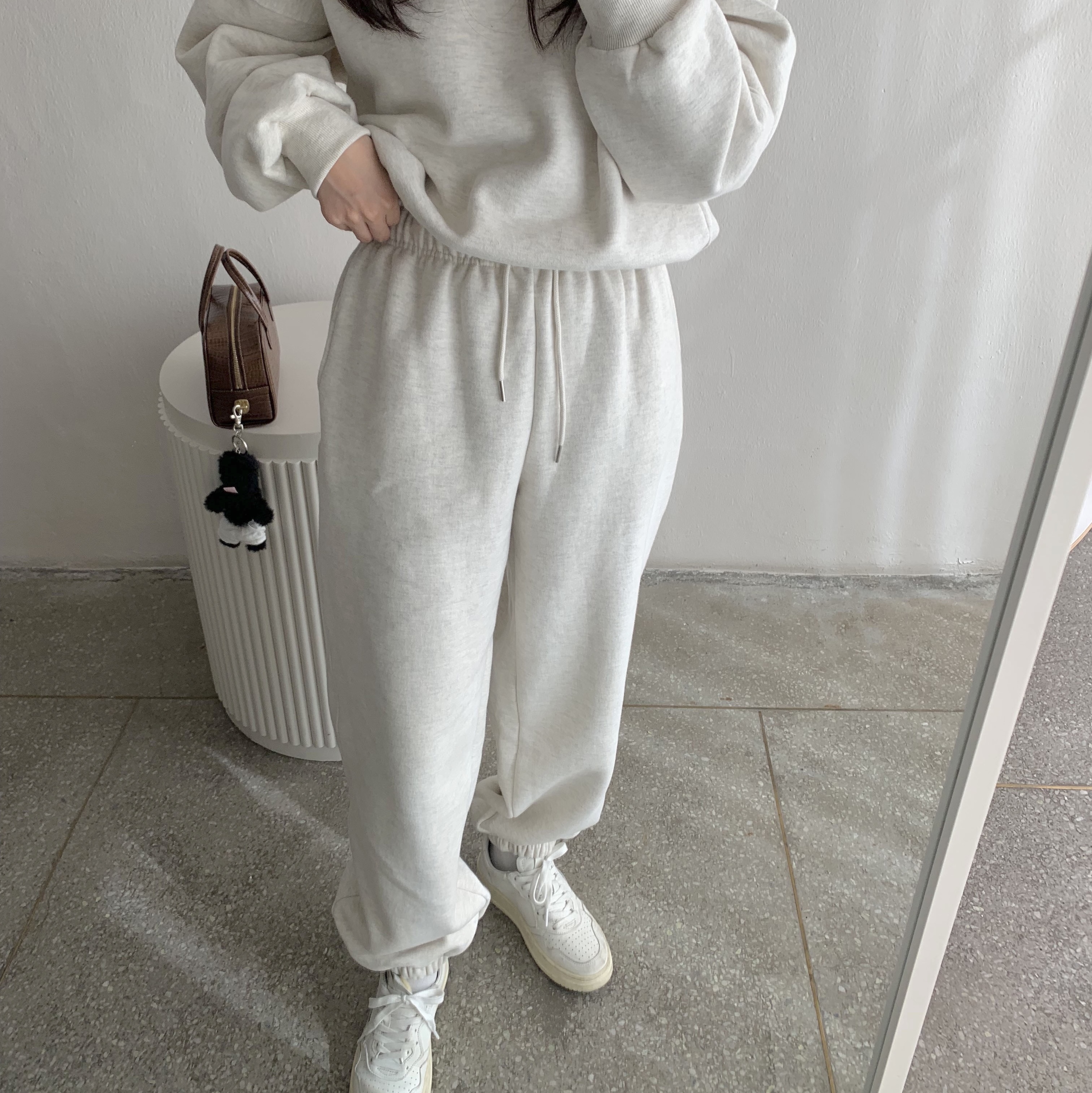 (W) Autry Medalist Low Leather Sneakers White, Monamhee Beulpingi Keyring with White Pants Black 착용 스타일 - 2