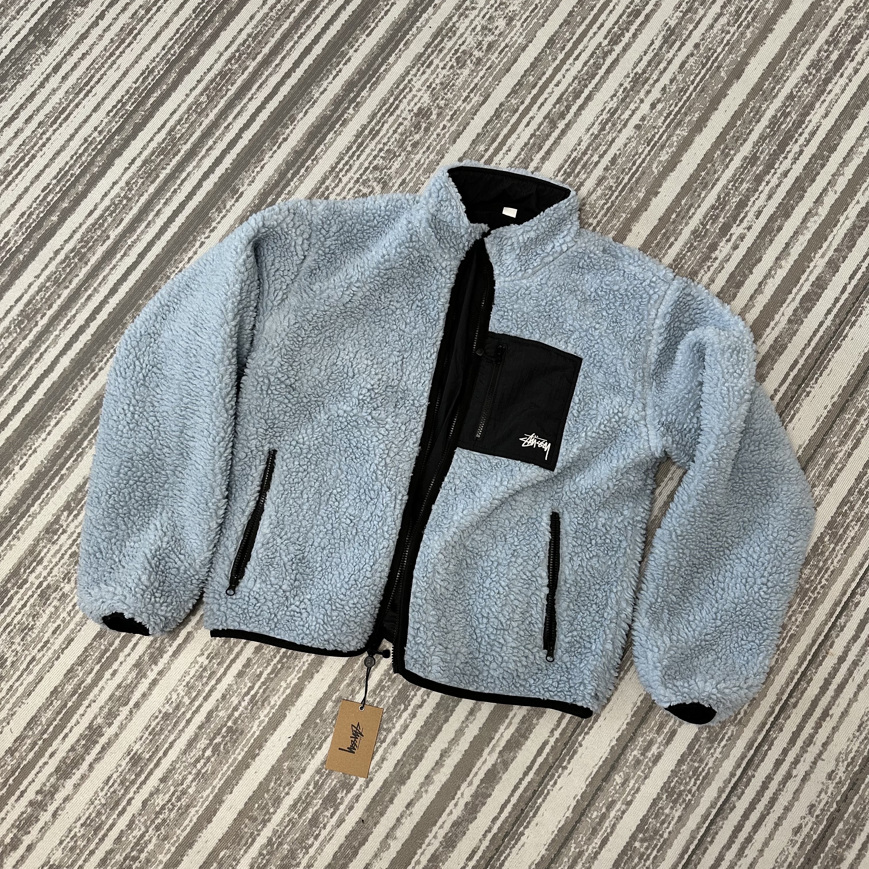 Stussy Sherpa Reversible Jacket Light Denim 착용 스타일 - 3