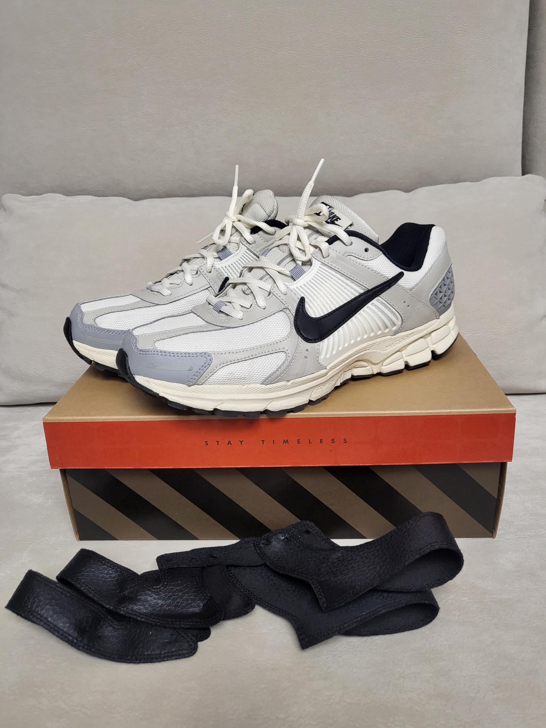 (W) Nike Zoom Vomero 5 Wolf Grey and Black 착용 스타일