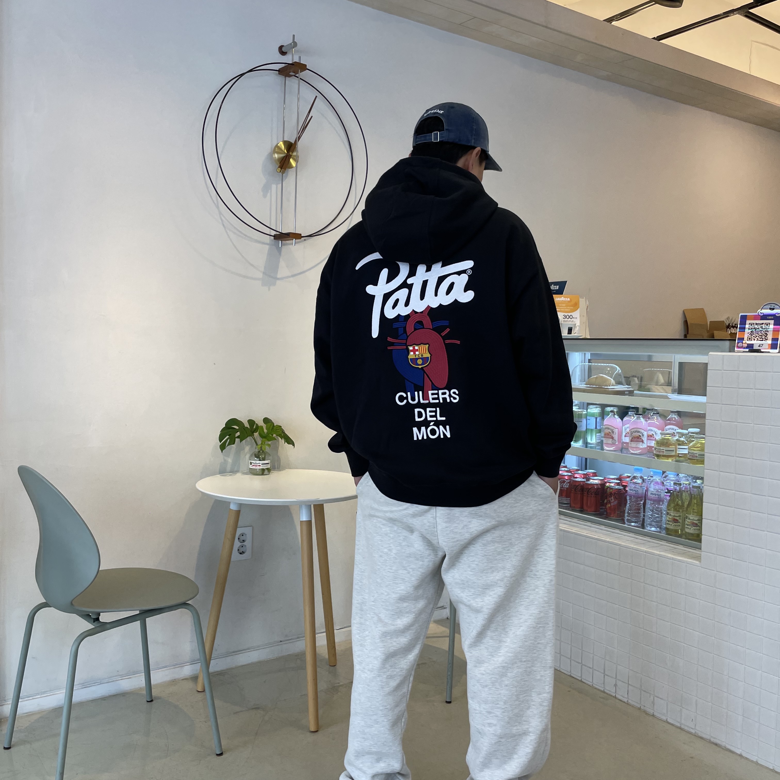 Nike x Patta x FC Barcelona Solo Swoosh Hoodie Culers del Món (FD4147-010), IAB Studio Sweatpants Oatmeal Burgundy - 23SS 착용 스타일 - 2
