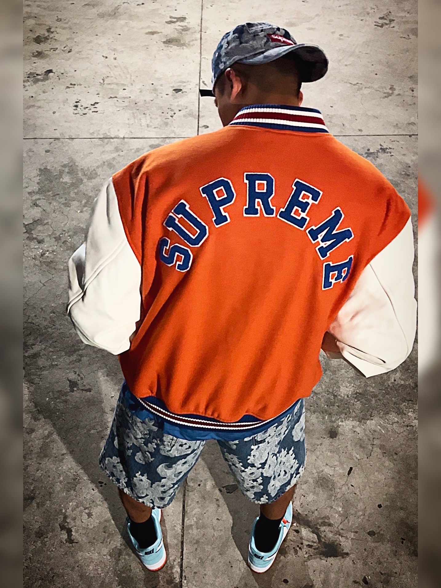 Supreme Flames Jacquard Denim Camp Cap Washed Indigo - 23SS, Supreme Flames Jacquard Baggy Denim Shorts Washed Indigo - 23SS 착용 스타일 - 1