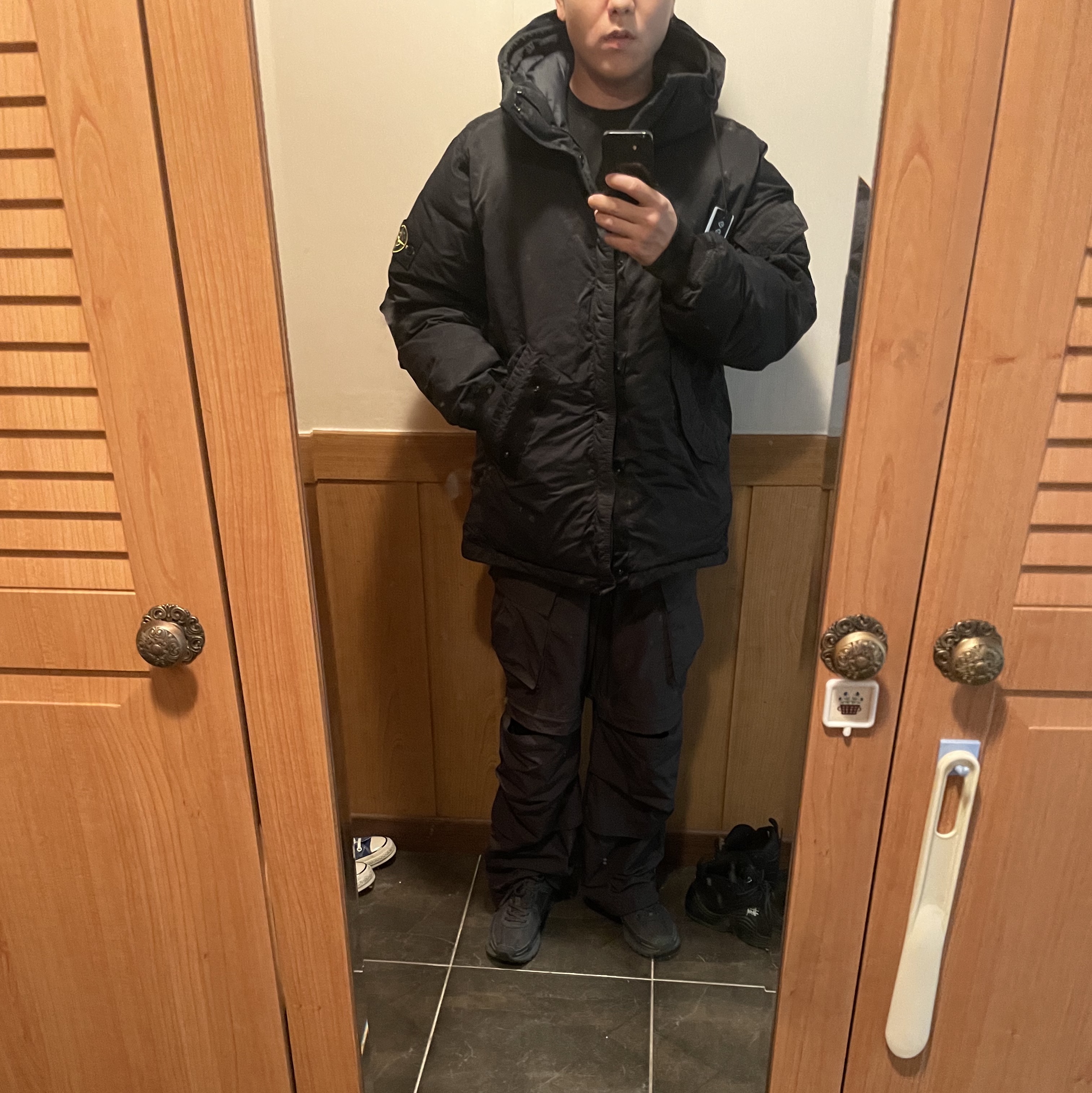 Stone Island 42521 Opaque Nylon Twill Down Hooded Jacket Black - 23FW 착용 스타일