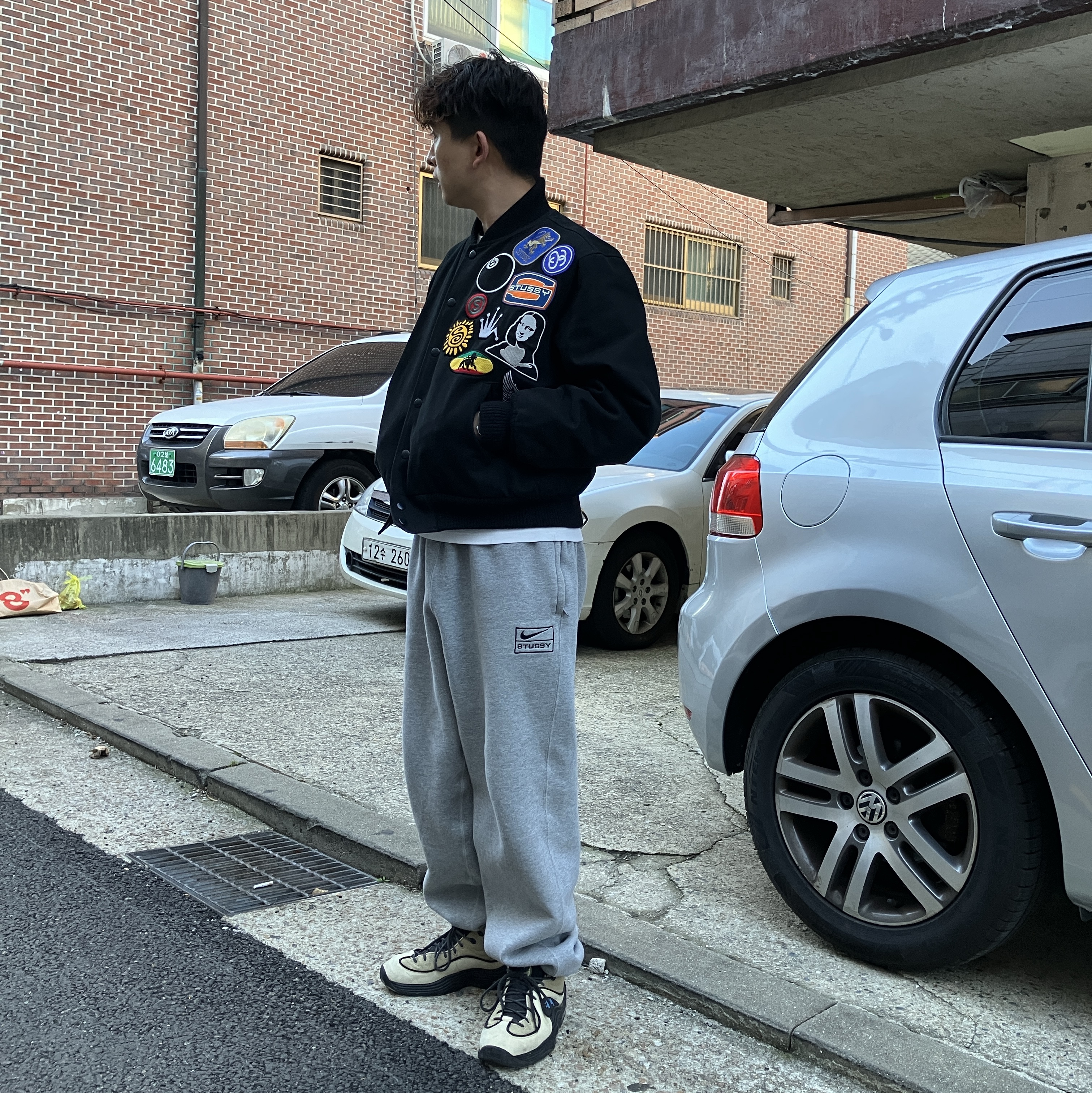 Nike x Stussy NRG Fleece Pants Dark Grey Heather (DO9340-063), Nike x Stussy Air Penny II Rattan and Limestone 착용 스타일