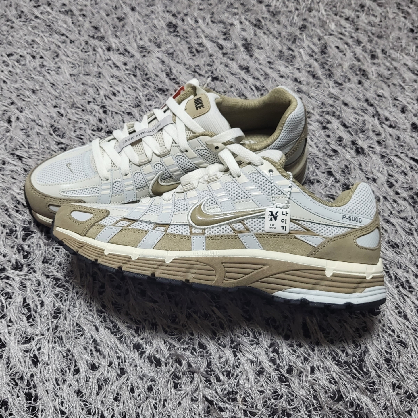 Nike P-6000 PRM Hangul Day Photon Dust Khaki 착용 스타일