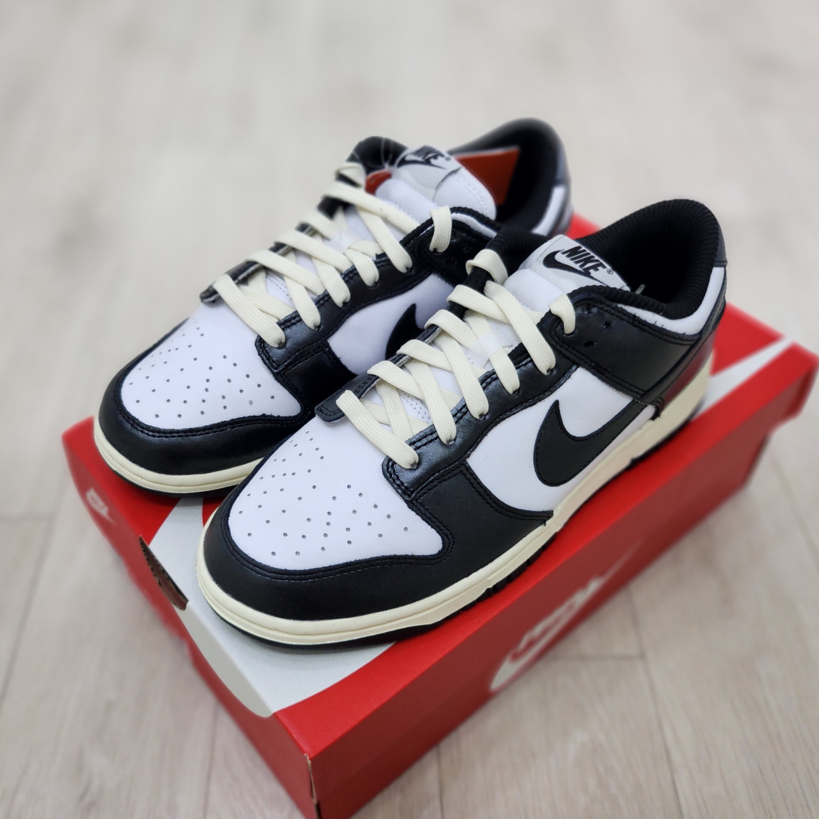 (W) Nike Dunk Low Vintage Black and White 착용 스타일 - 2