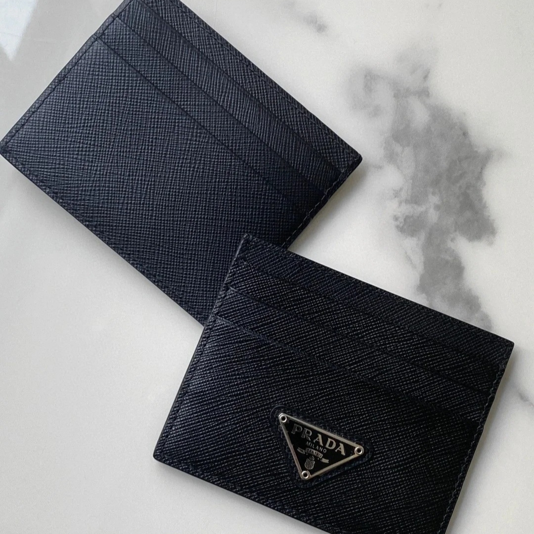 Prada Saffiano Leather Triangle Logo Card Holder Black Silver 착용 스타일
