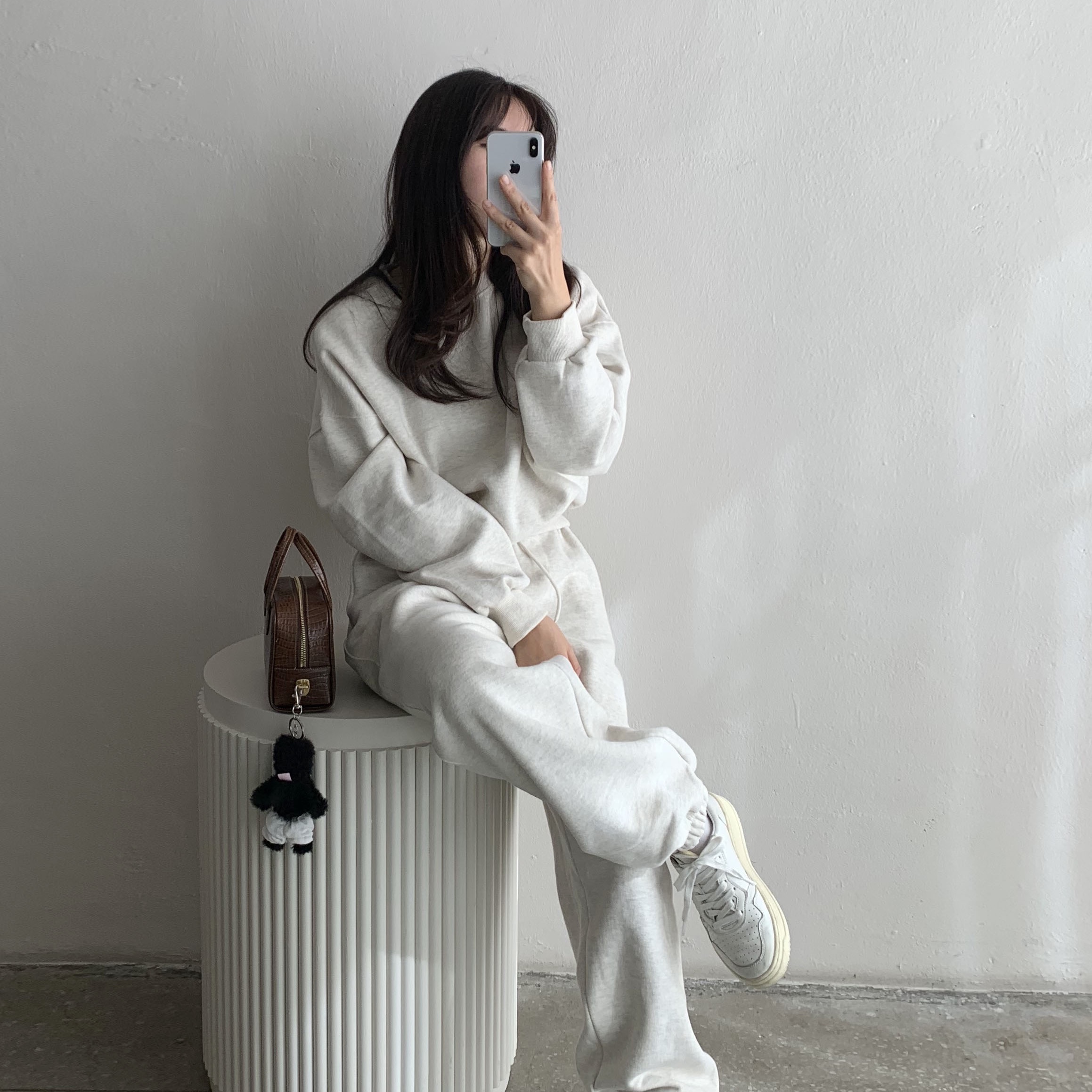 (W) Autry Medalist Low Leather Sneakers White, Monamhee Beulpingi Keyring with White Pants Black 착용 스타일 - 1