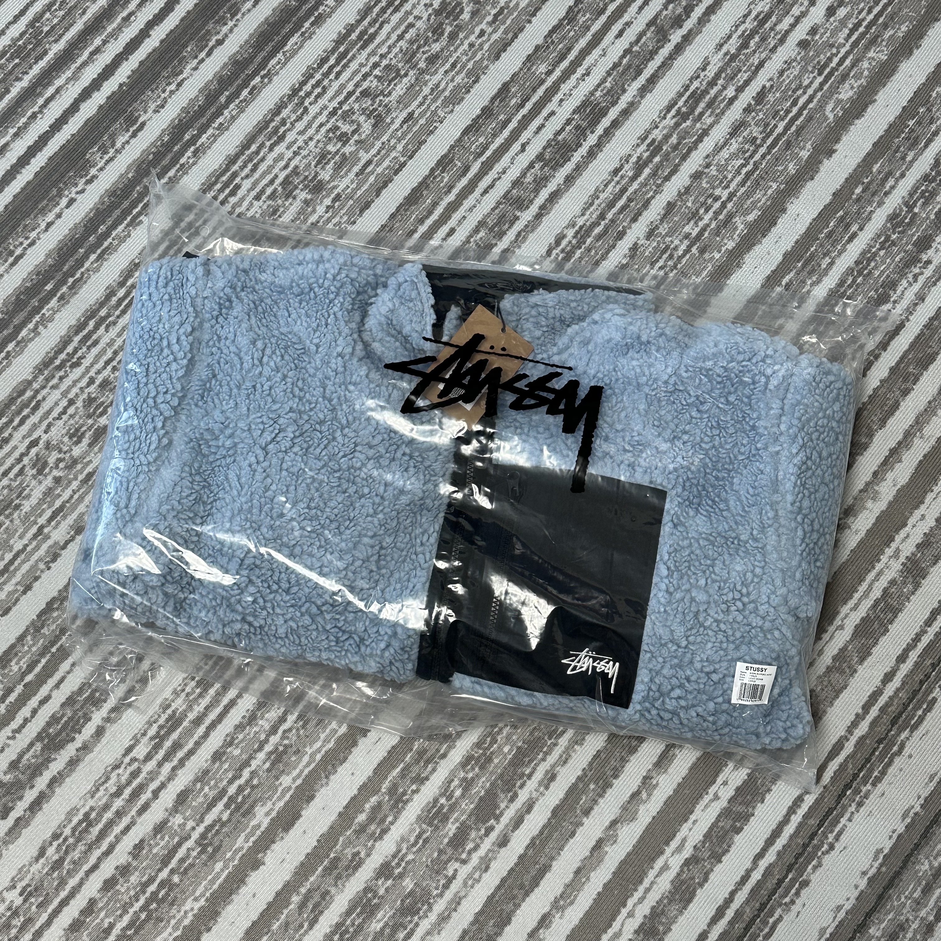 Stussy Sherpa Reversible Jacket Light Denim 착용 스타일 - 1